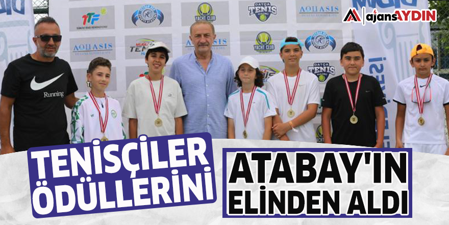 Tenisçiler ödüllerini Atabay'ın elinden alındı