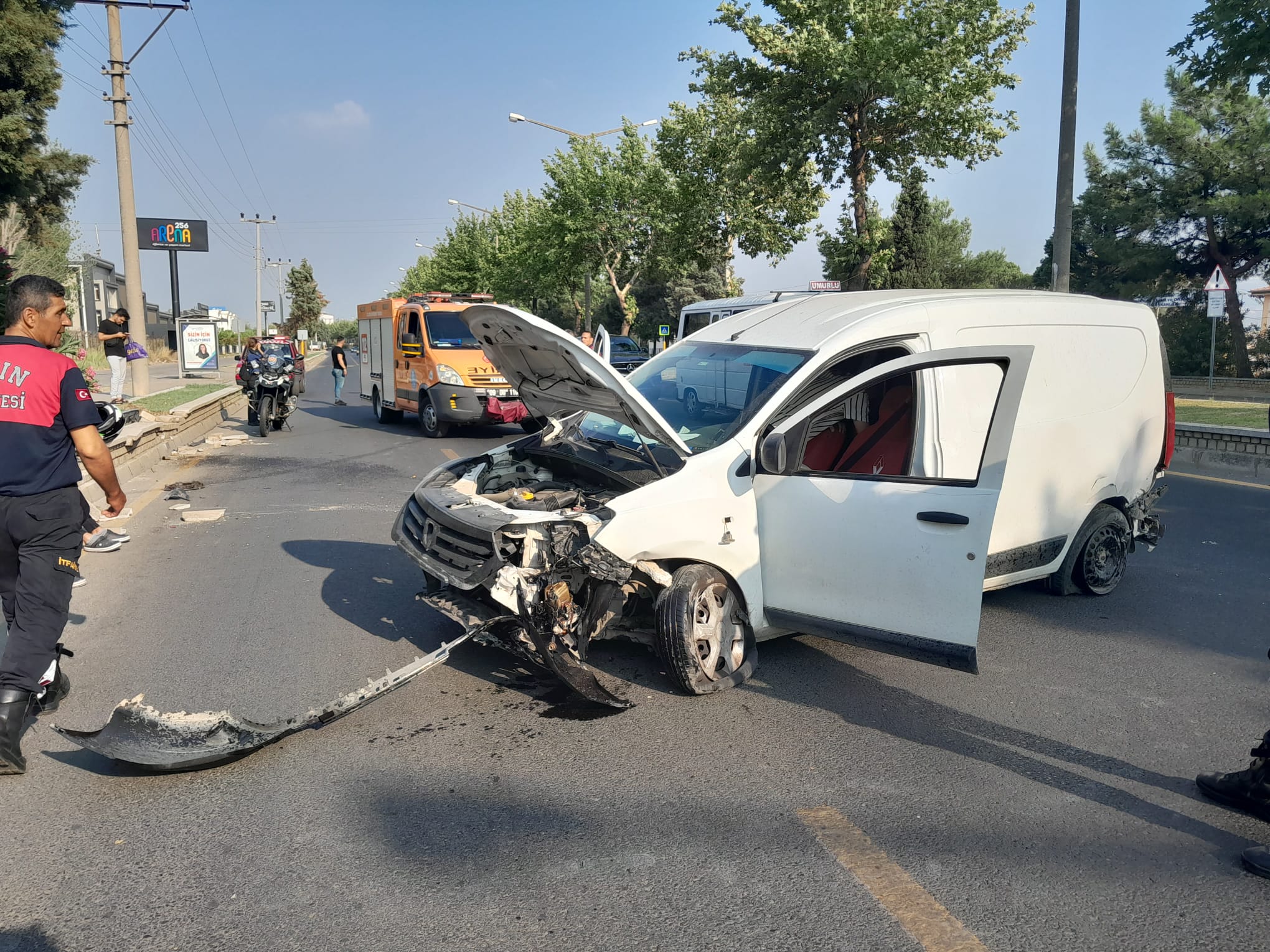 Aydın'da ticari araç kaza yaptı 2 yaralı