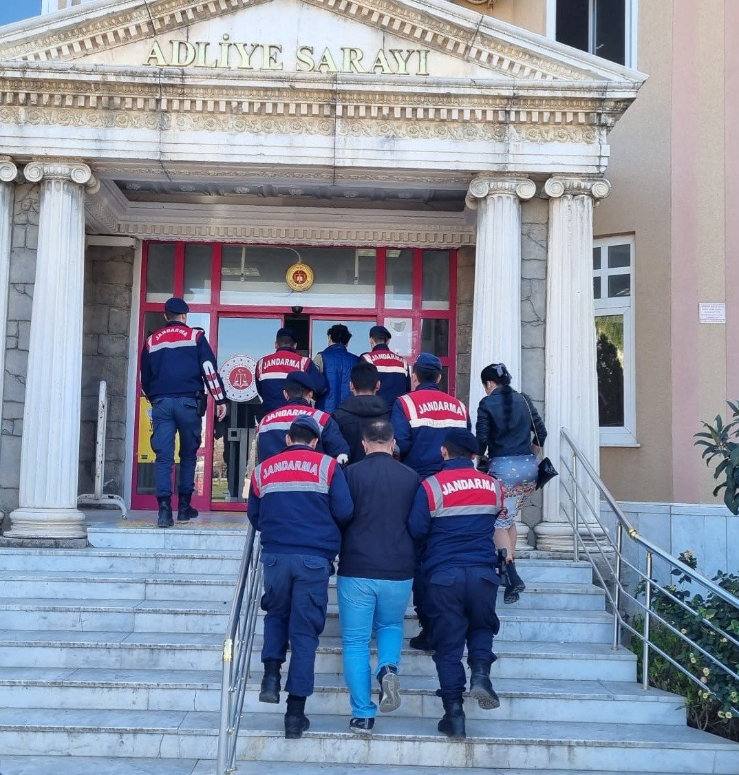 Aydın'da göçmen kaçakçısı 3 kişi yakalandı