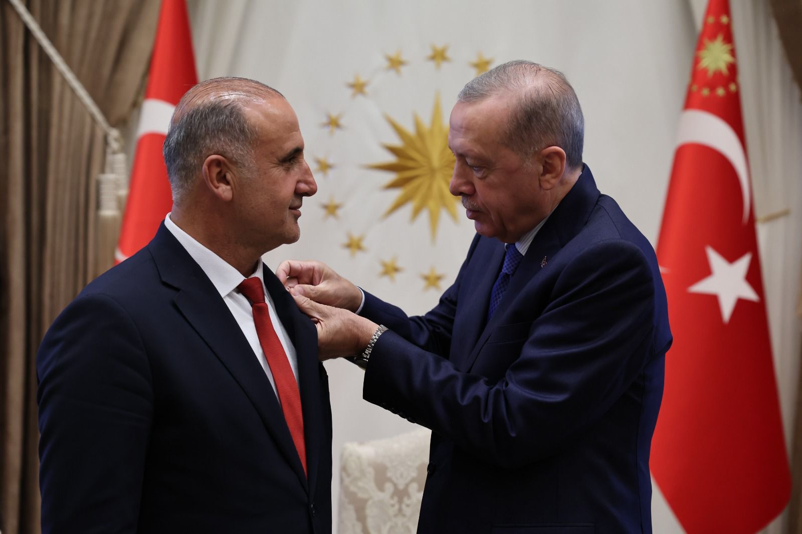 Erdoğan Kaya'ya rozeti taktı