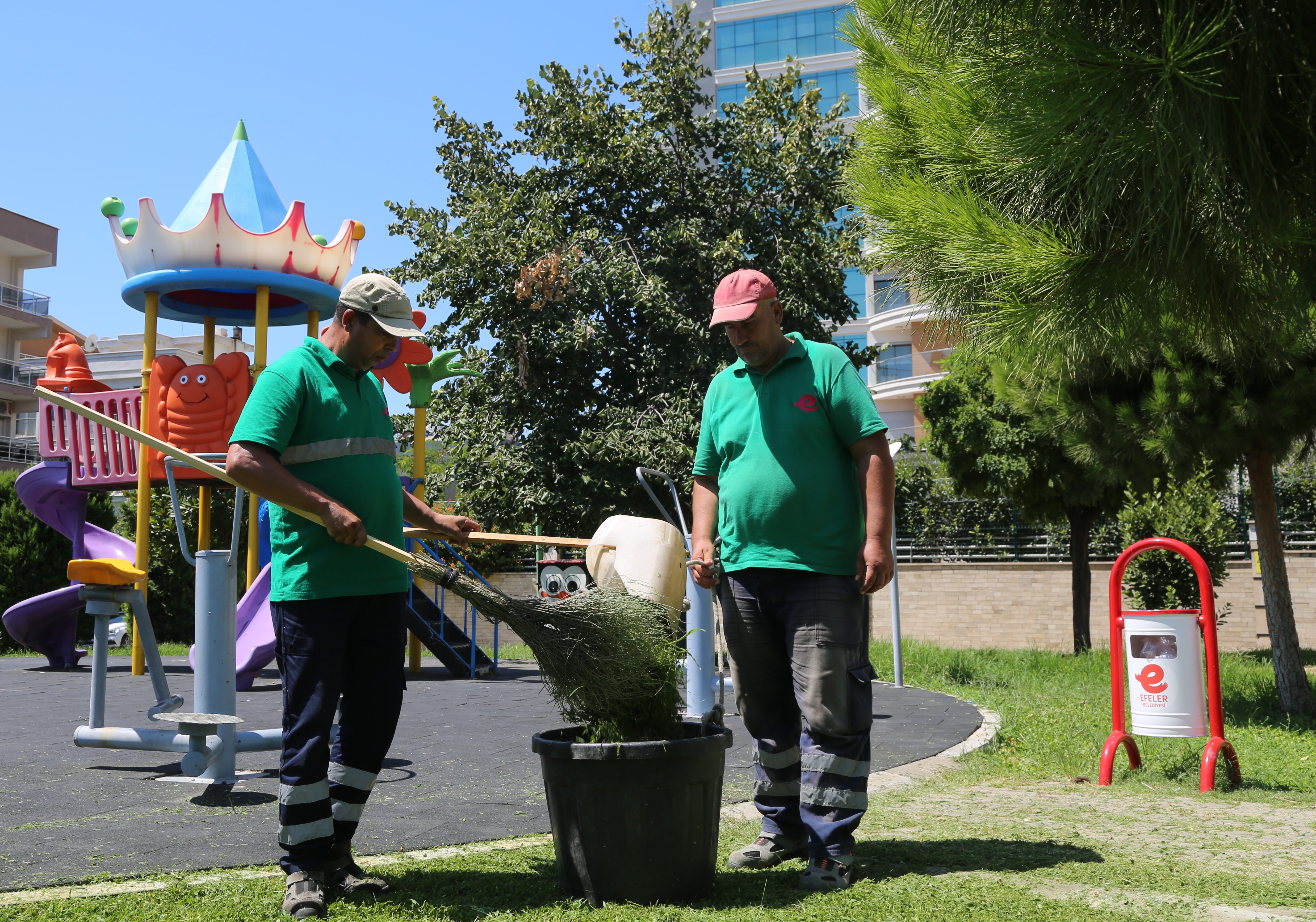 Efeler 'in yeşil ekipleri parkları pırıl pırıl yapıyor