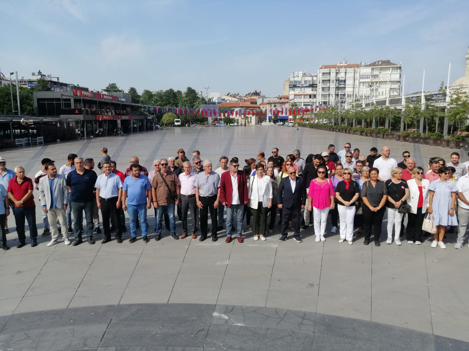 100 yıllık çınarın yıl dönümünü Aydın'da 80 kişi kutladı