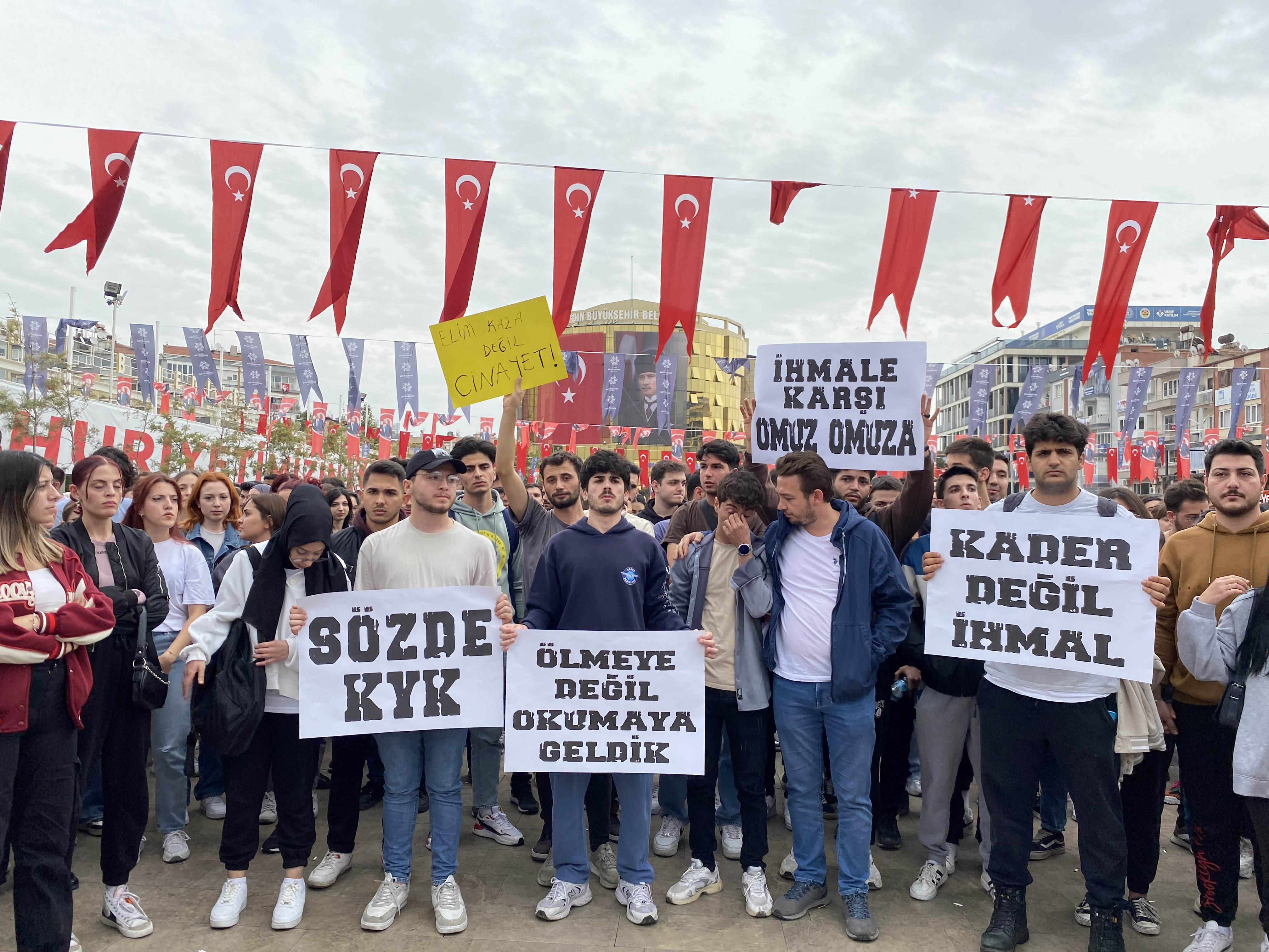 Aydın'da öğrencilerin eylemi devam ediyor! Bu sefer Kent Meydanı'nda toplandılar