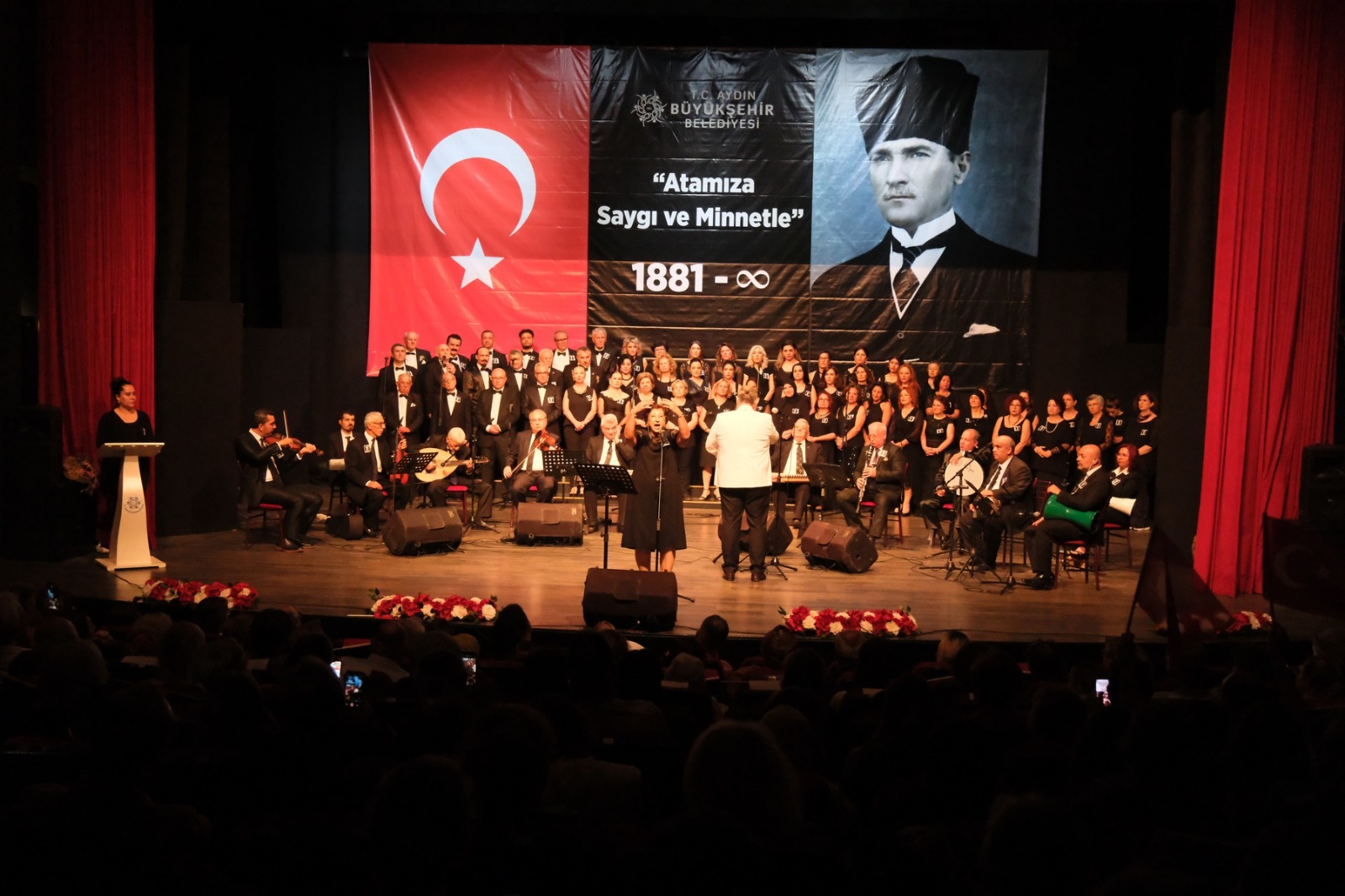 Aydınlılar Atatürk’ün sevdiği şarkıları hep birlikte söyledi