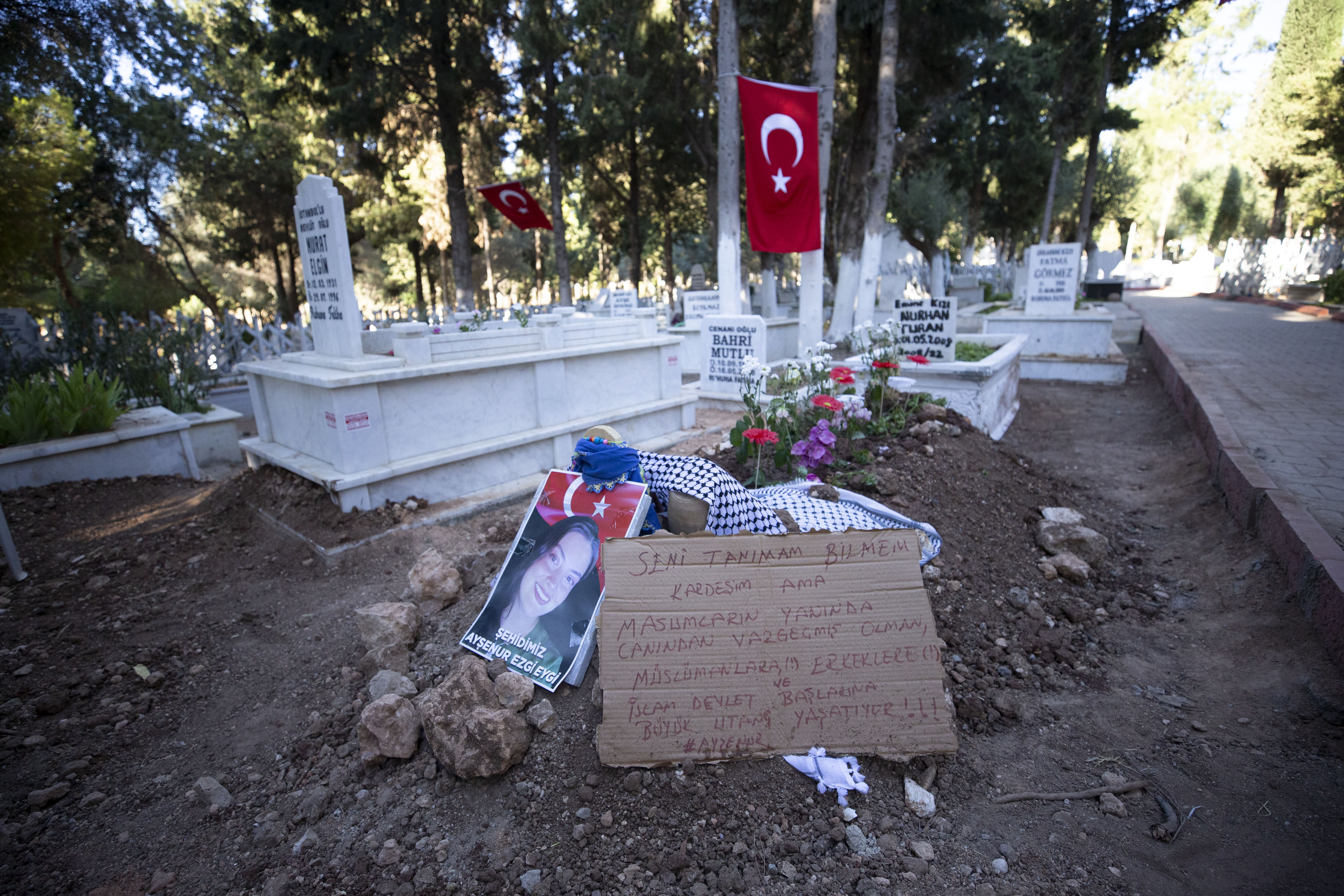 İsrail askerlerince katledilen Eygi'nin mezarına ziyaretler sürüyor