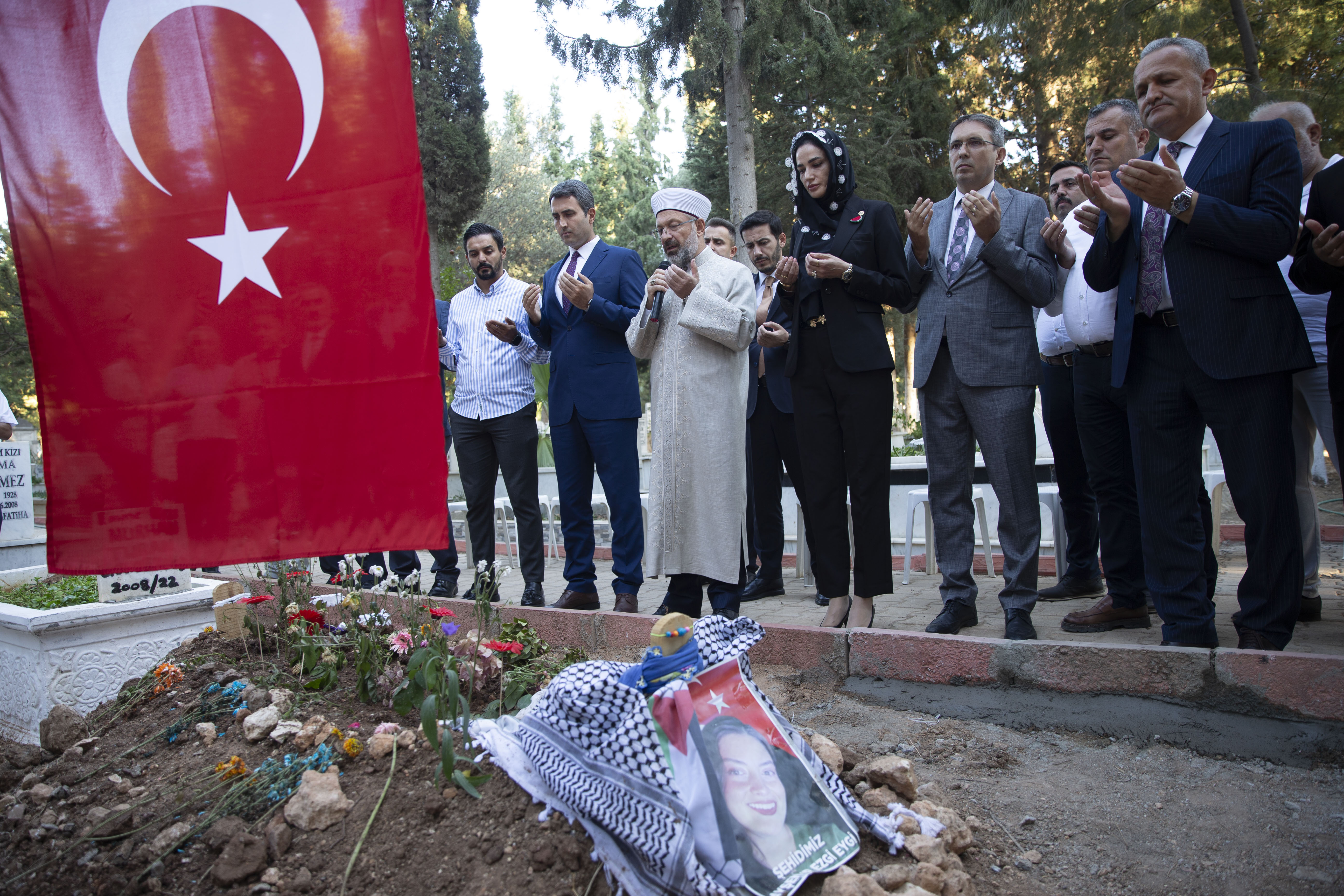 Erbaş'tan Ayşenur'un ailesine ziyaret