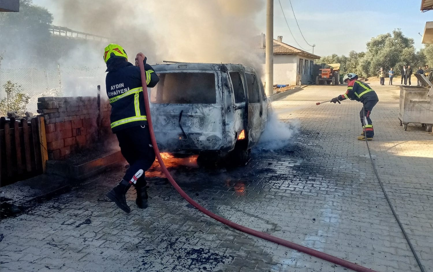 Aydın'da bir araç alev topuna döndü