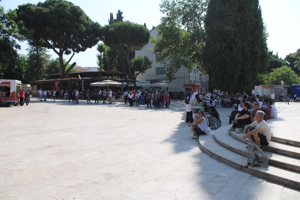 Öğrenciler sınavda veliler dışarıda ter döktü