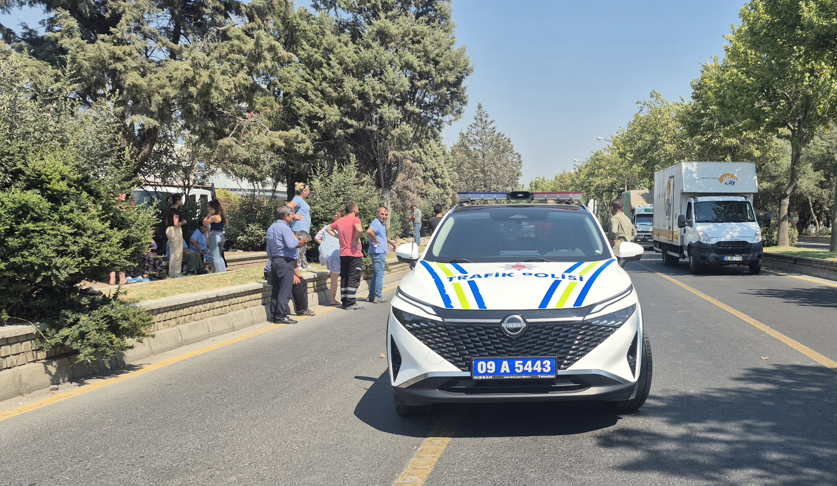 Evine gitmek isteyen çocuğa otomobil çarptı! Yaşam savaşı veriyor