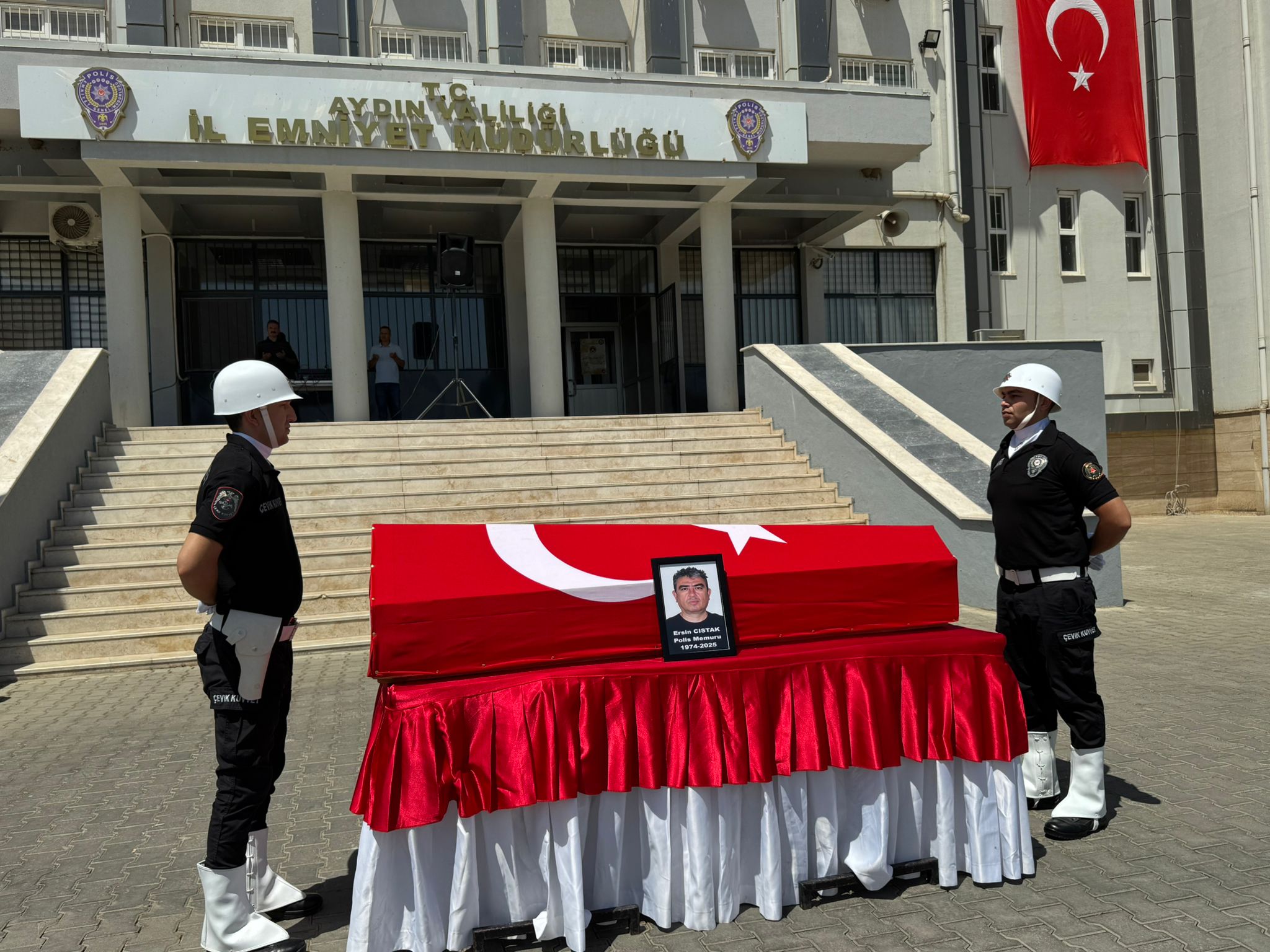 Aydın'ın sevilen polisi son yolculuğuna uğurlandı