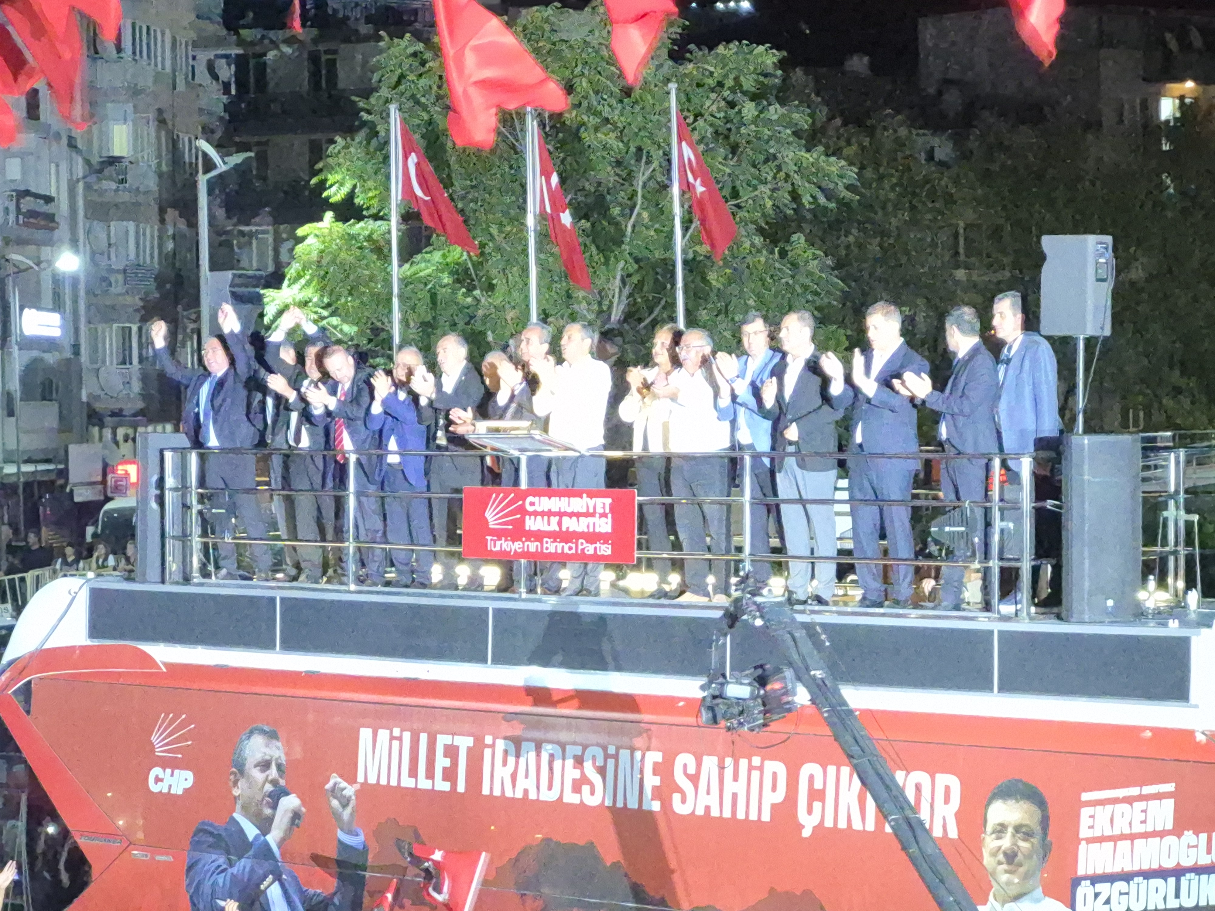 Özgür Özel binlerce Aydınlı vatandaşa konuştu