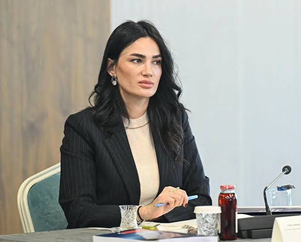 Sarıbaş’tan Özel’e:  “100 bin değil 15 bin”