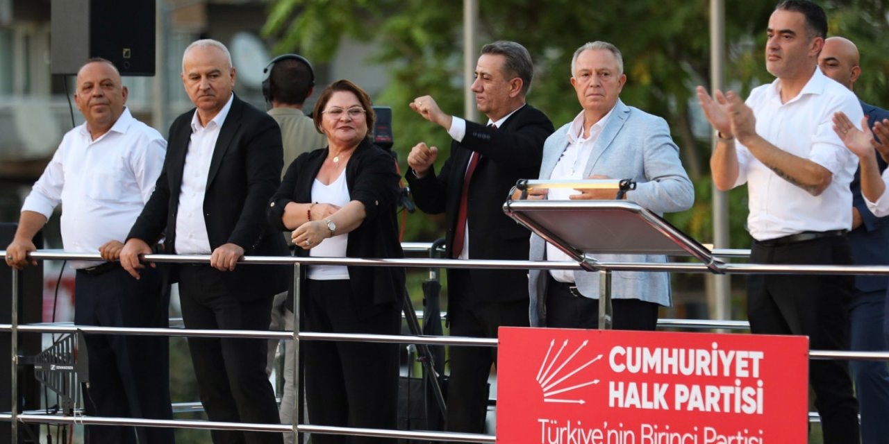 BAŞKAN YETİŞKİN BÜYÜK MİTİNGDE ÖZEL İLE OMUZ OMUZA VERDİ AYDIN CHP’NİN IŞIĞIYLA PARLADI