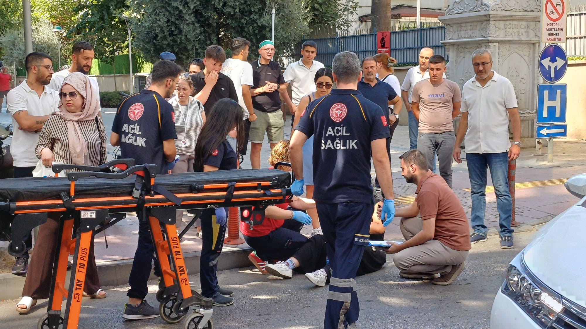 Otomobilin sıkıştırdığı iddia edilen motosiklet sürücüsü yaralandı