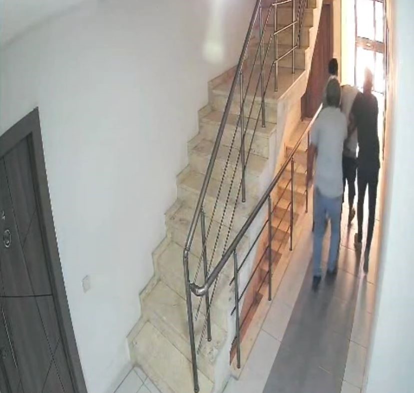 Kuşadası’nda 55 yıl hapis cezası bulunan dolandırıcı kıskıvrak yakalandı