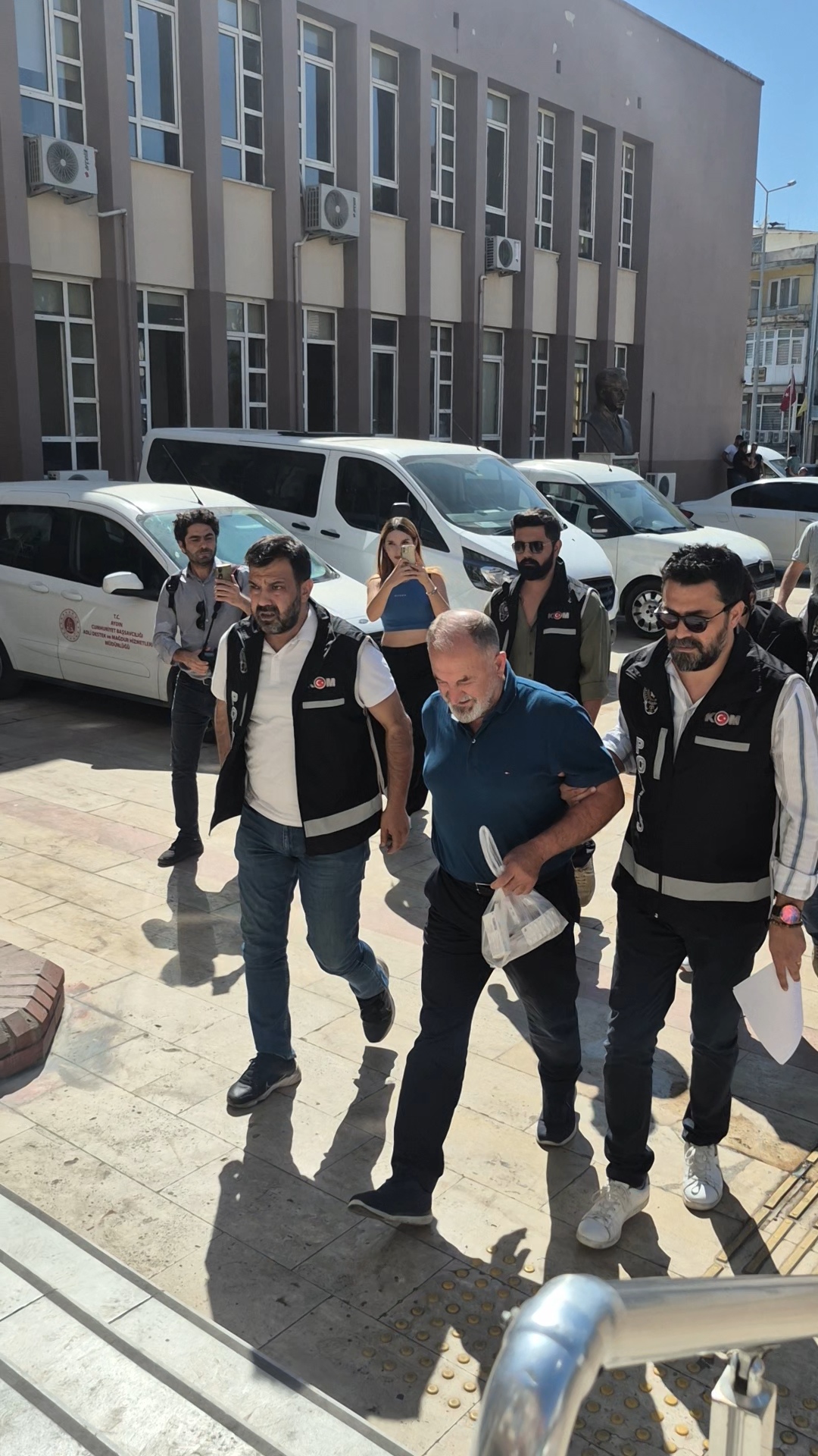 Aydın'da 'bıçak parası' operasyonu: Doktor ve sekreteri adliyeye çıkarıldı