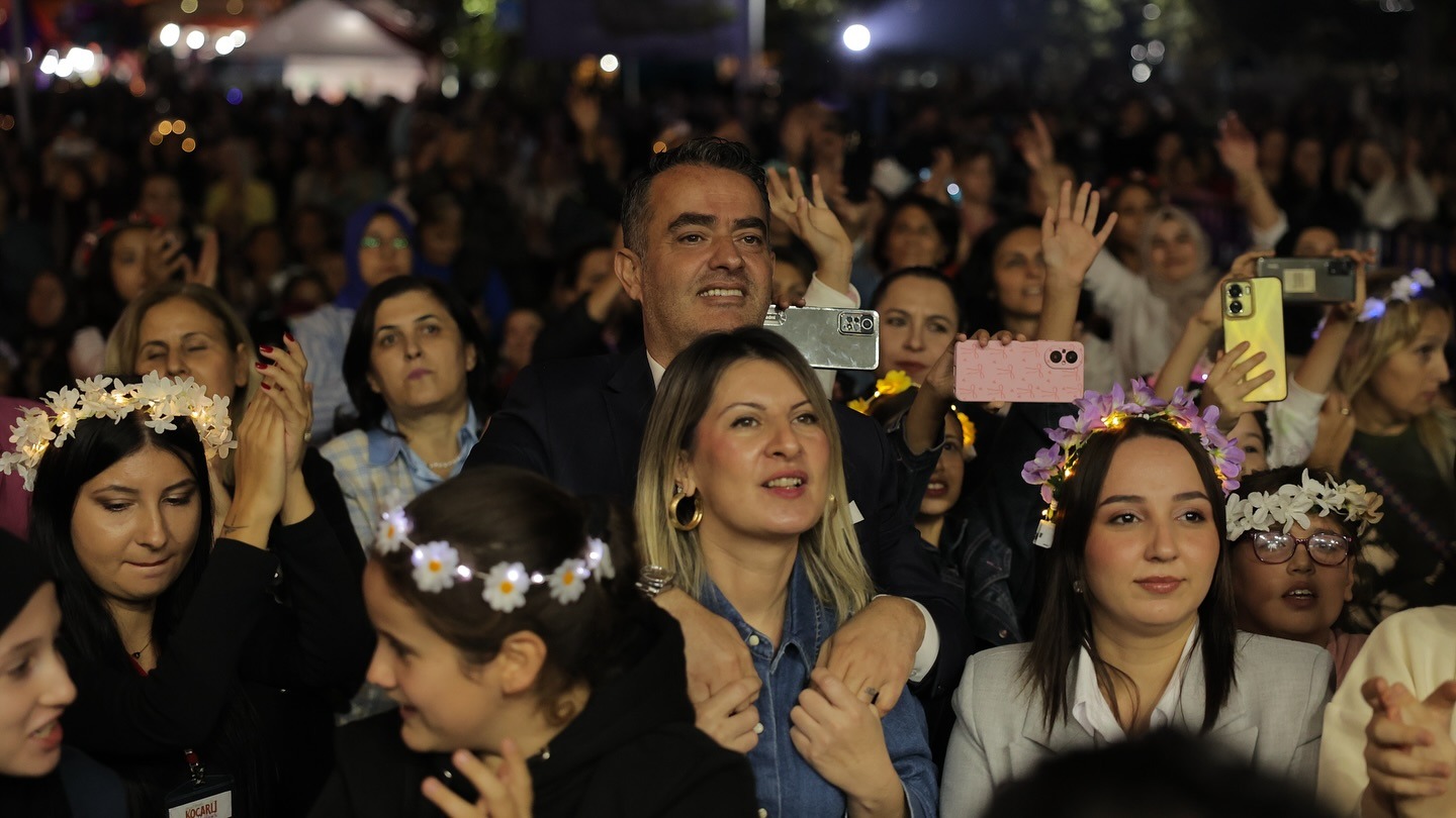 Zakkum, Koçarlı’da festivalin finalinde sahneyi salladı