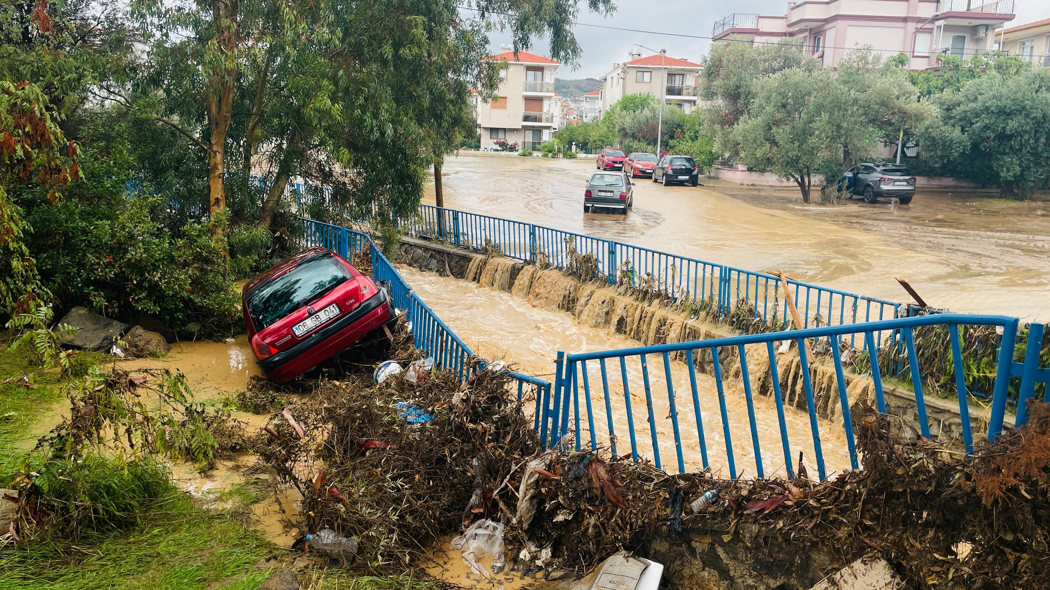 Yağış etkili oldu! Yollar göle döndü