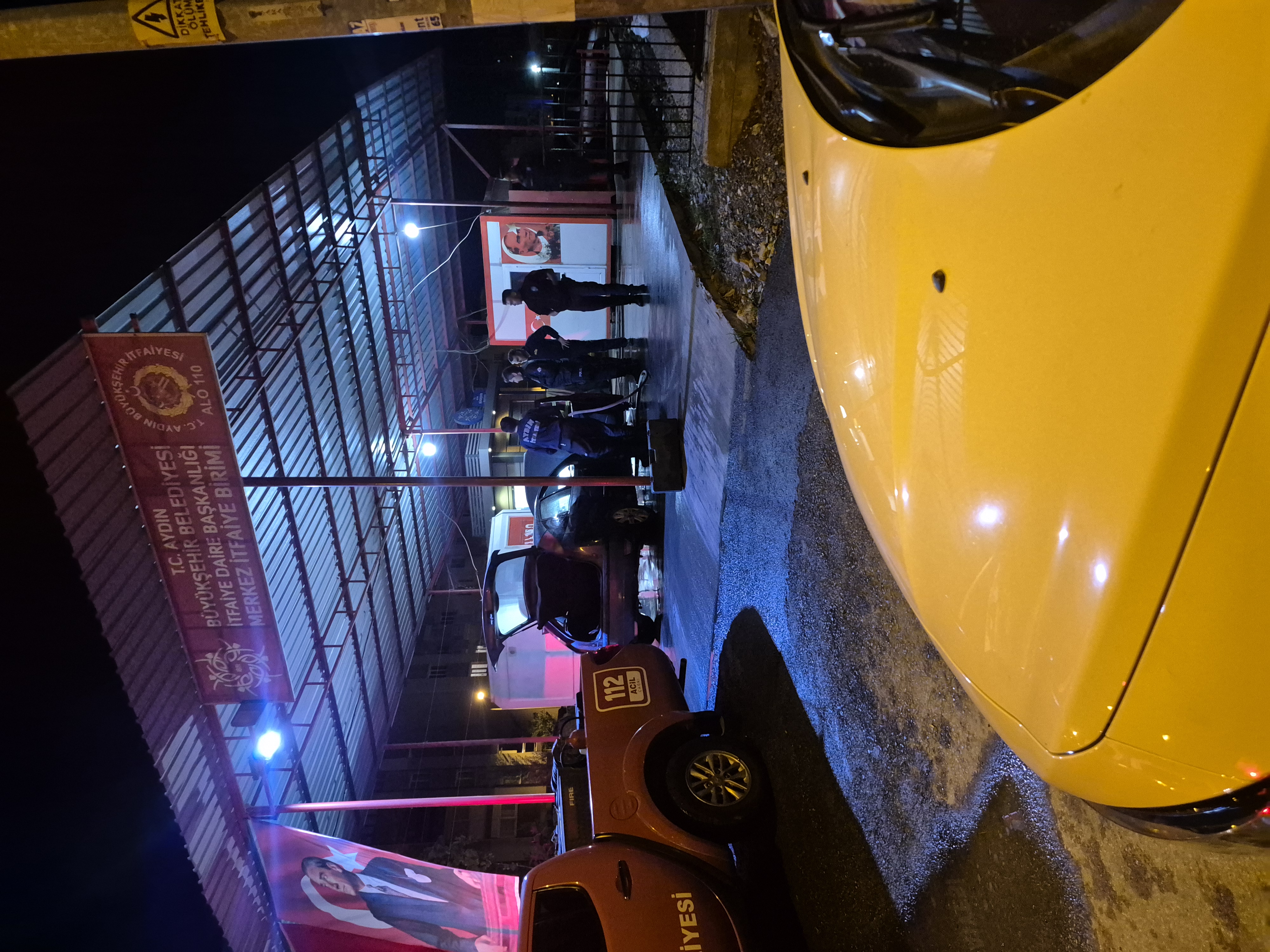 Dumanlar çıkan aracını itfaiyenin önüne götürdü! Faciaya önledi