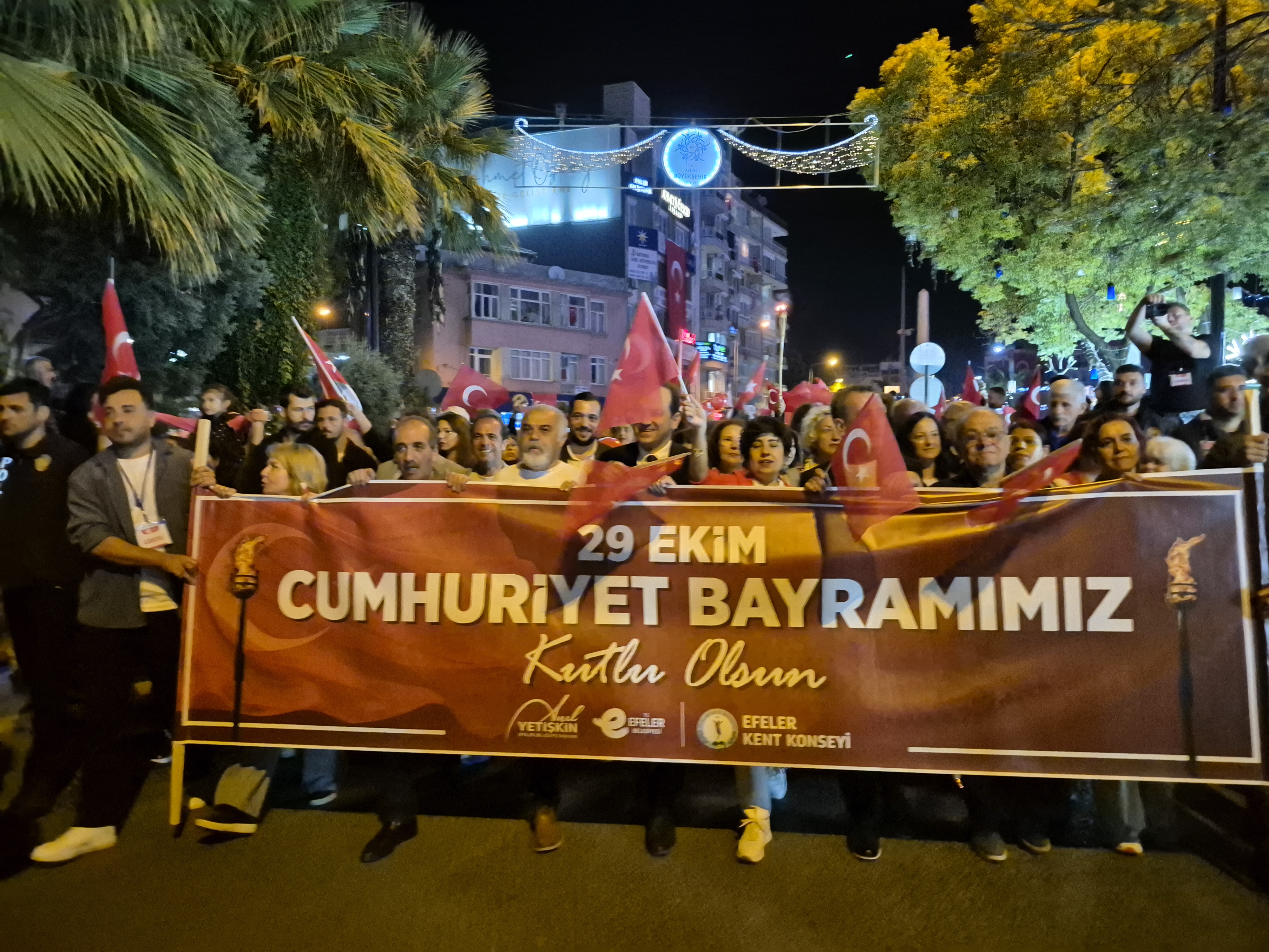 Cumhuriyet coşkusu Efeler sokaklarını sardı!