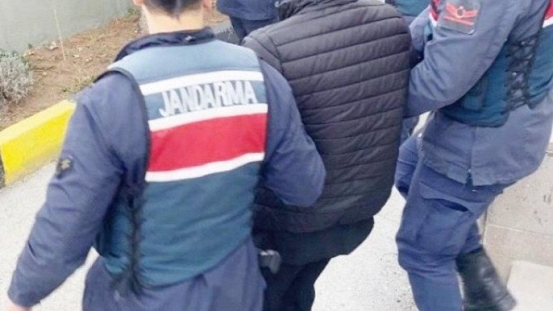 Eşini yakmaya çalıştı! Jandarma engel oldu