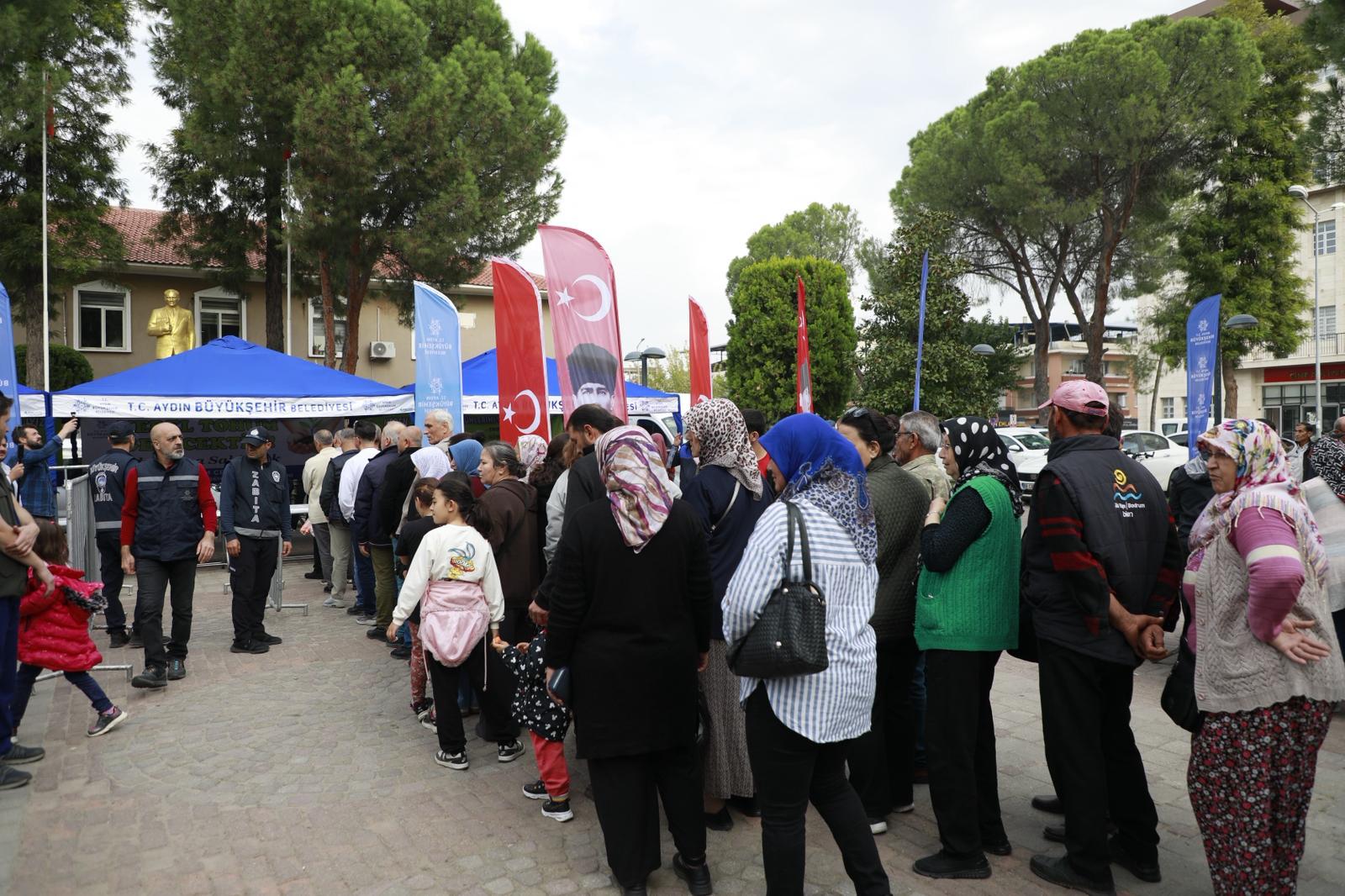 BAŞKAN ÇERÇİOĞLU, ATA TOHUMLARINDAN ÜRETİLEN FİDELERİ ÇİNELİLER İLE BULUŞTURDU