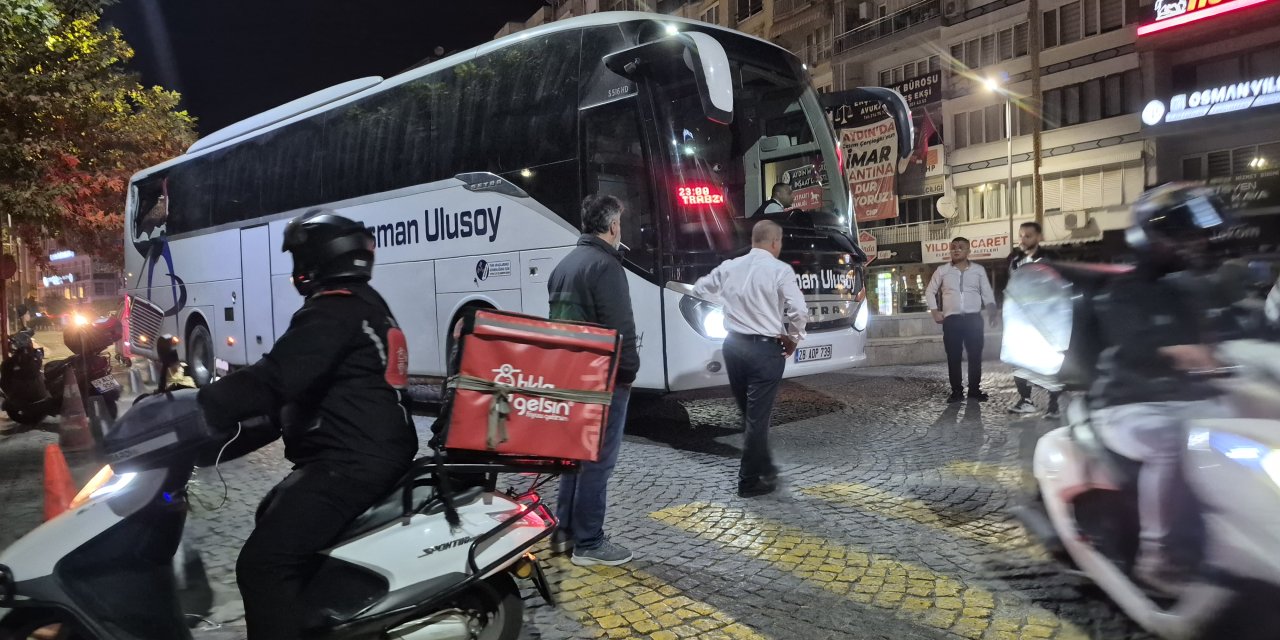 Aydın'da ortalık karıştı! Otobüs şehir merkezine girdi evin balkonuna çarptı