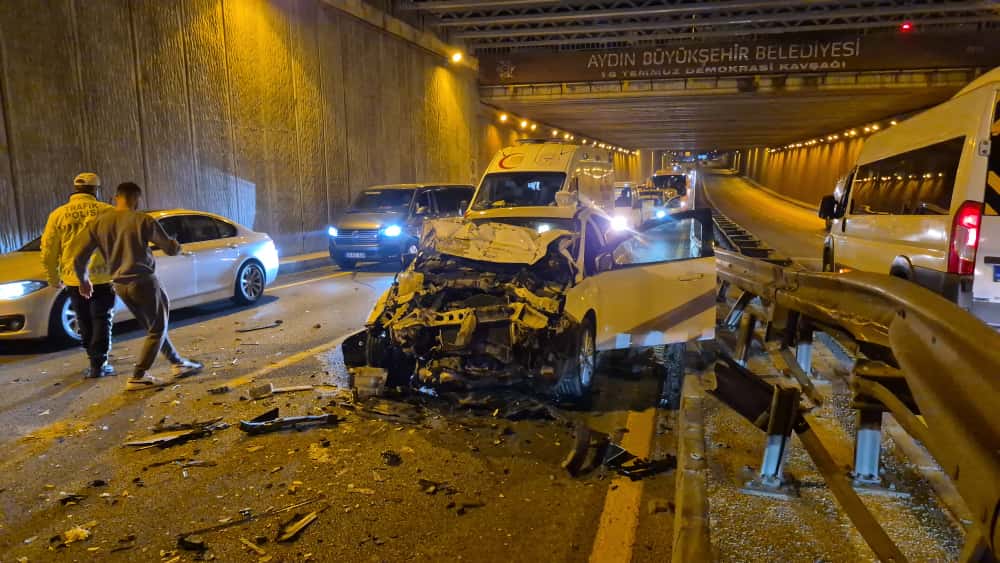 Aydın'da feci kaza! sürücü hastaneye kaldırıldı