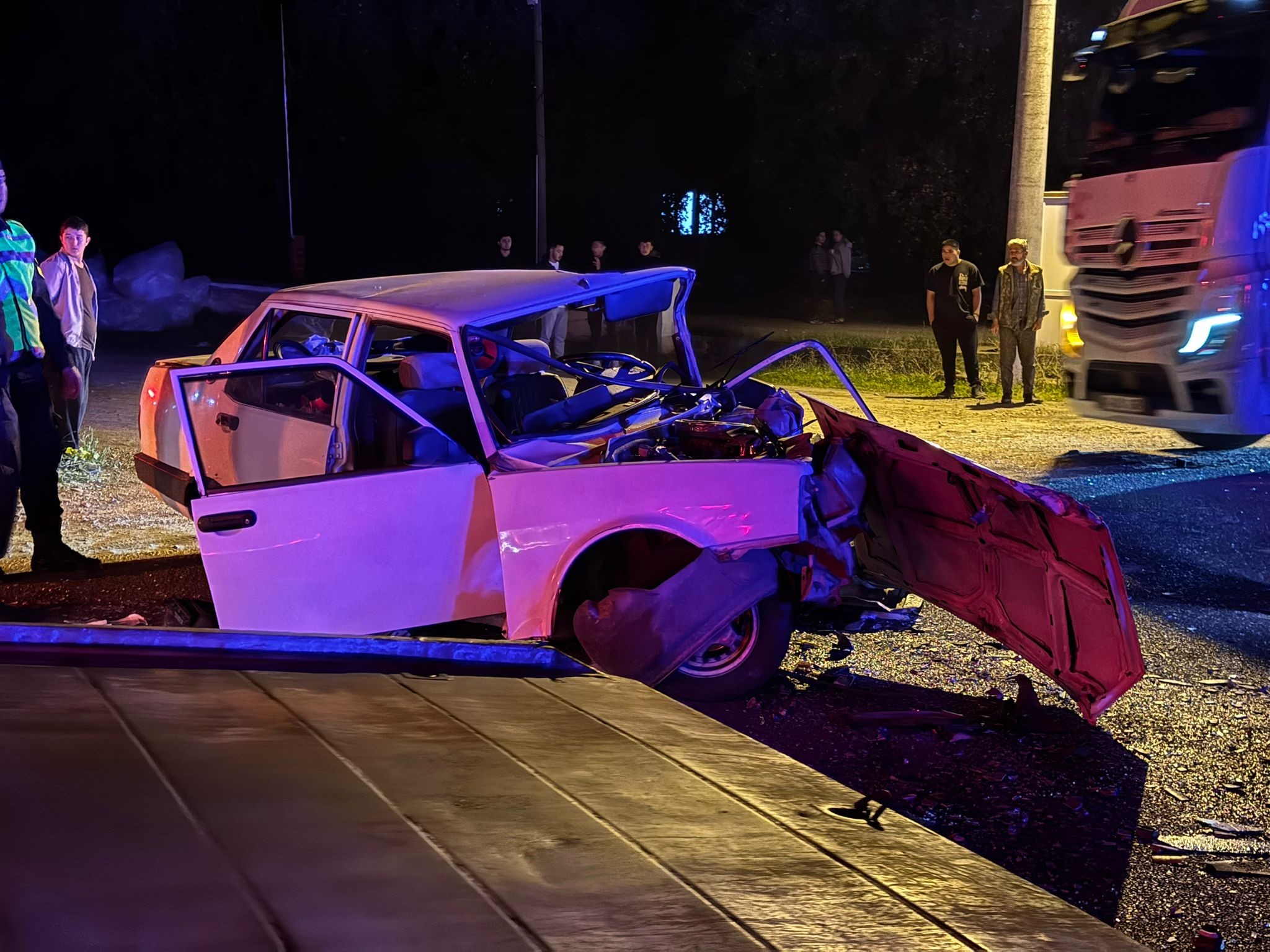 İki Tofaş araç kafa kafaya çarpıştı: 2'si ağır 3 yaralı