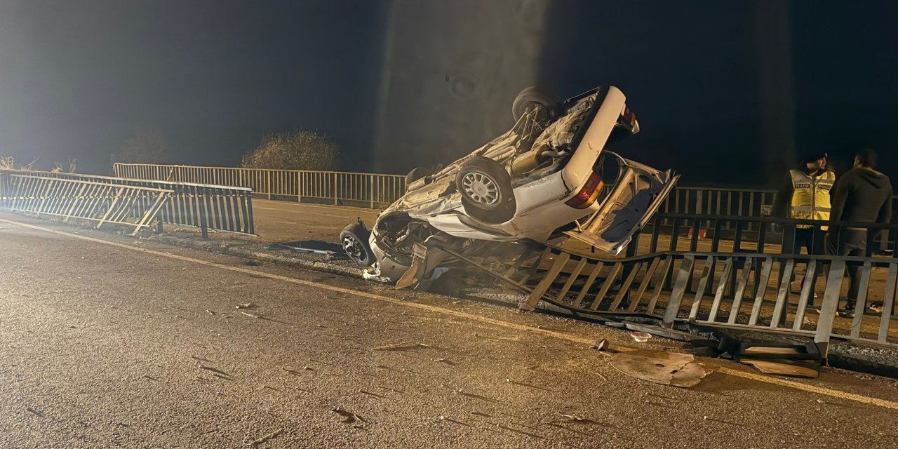 Köprü demirlerine çarpan araç hurdaya döndü: 1 ölü, 3 yaralı