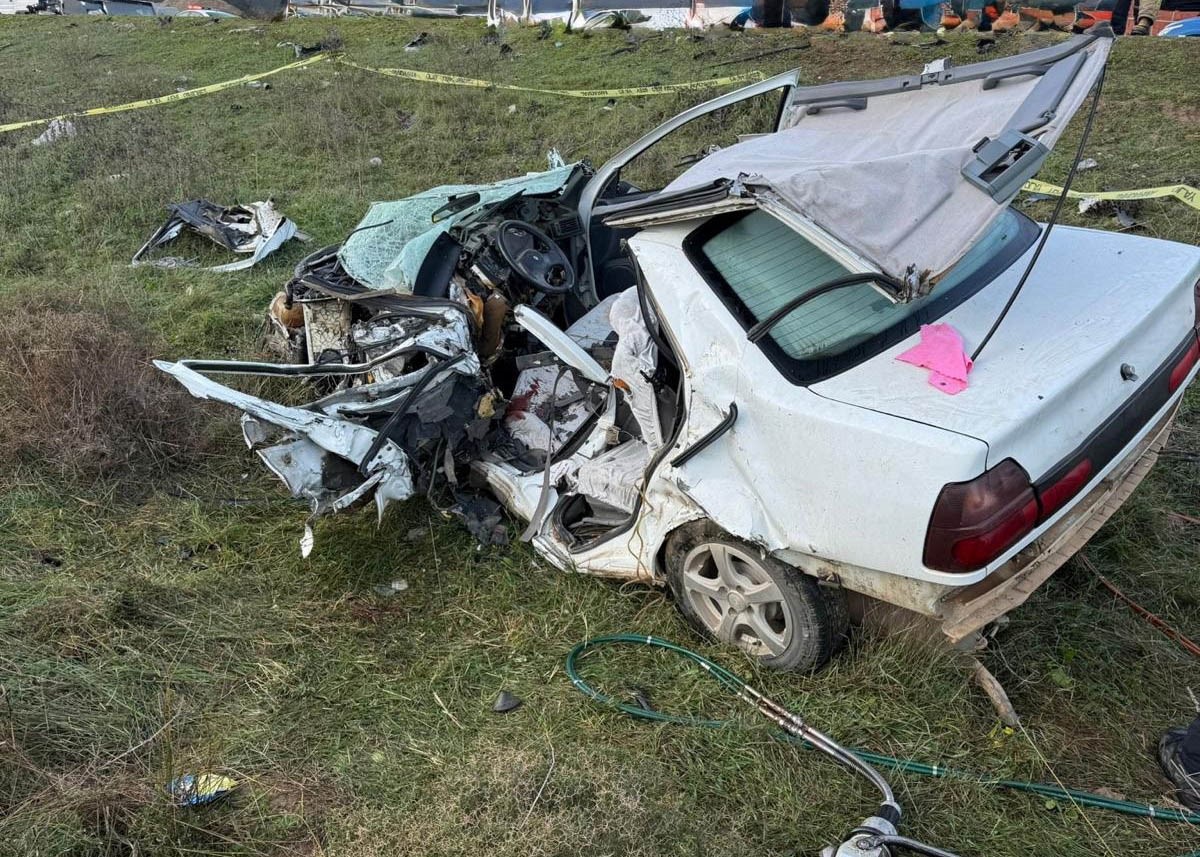 İki otomobil kaza yaptı: 1 ölü, 1 yaralı