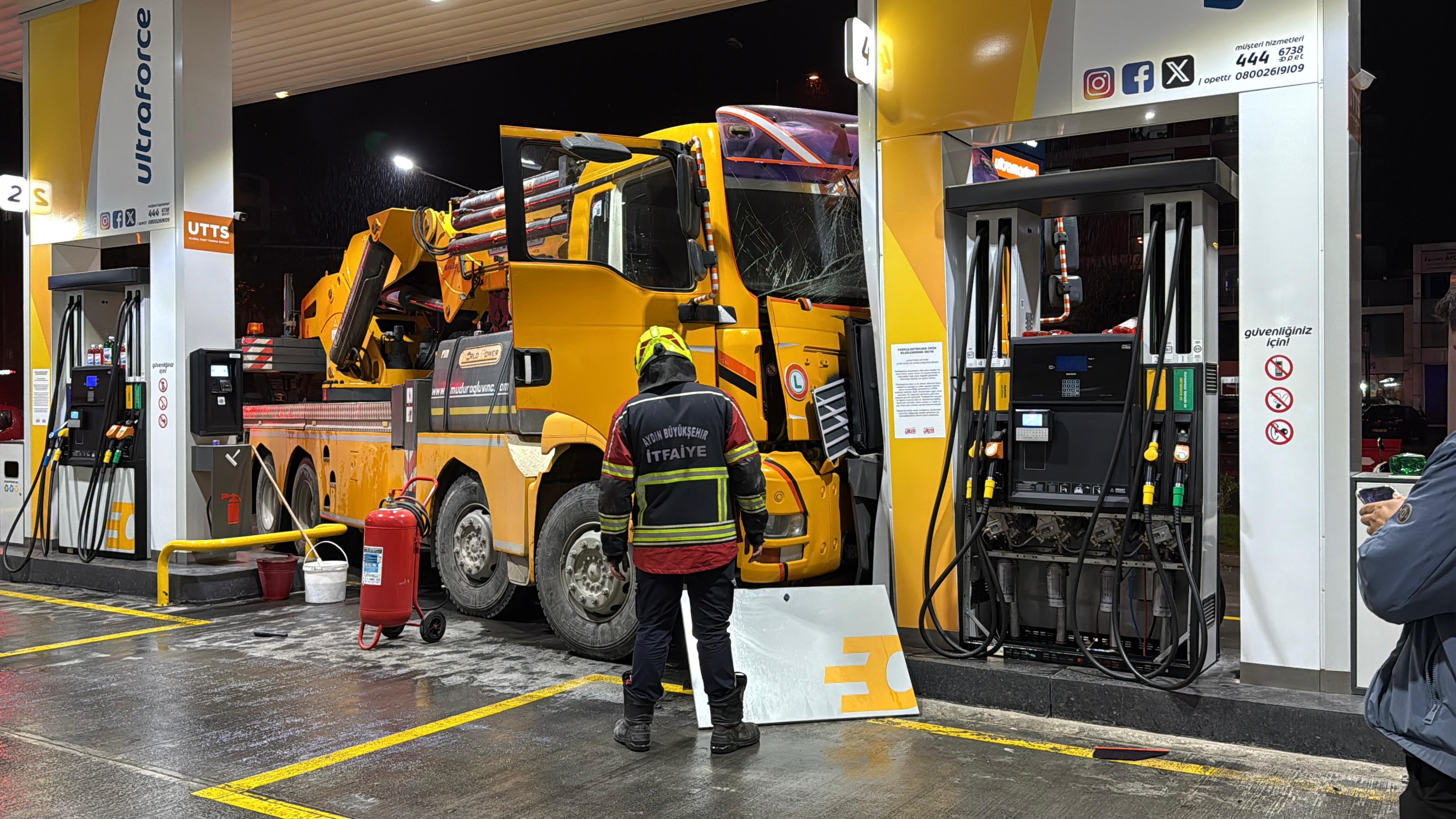 Aydın’da hızını alamayan şoför akaryakıt istasyonuna girdi