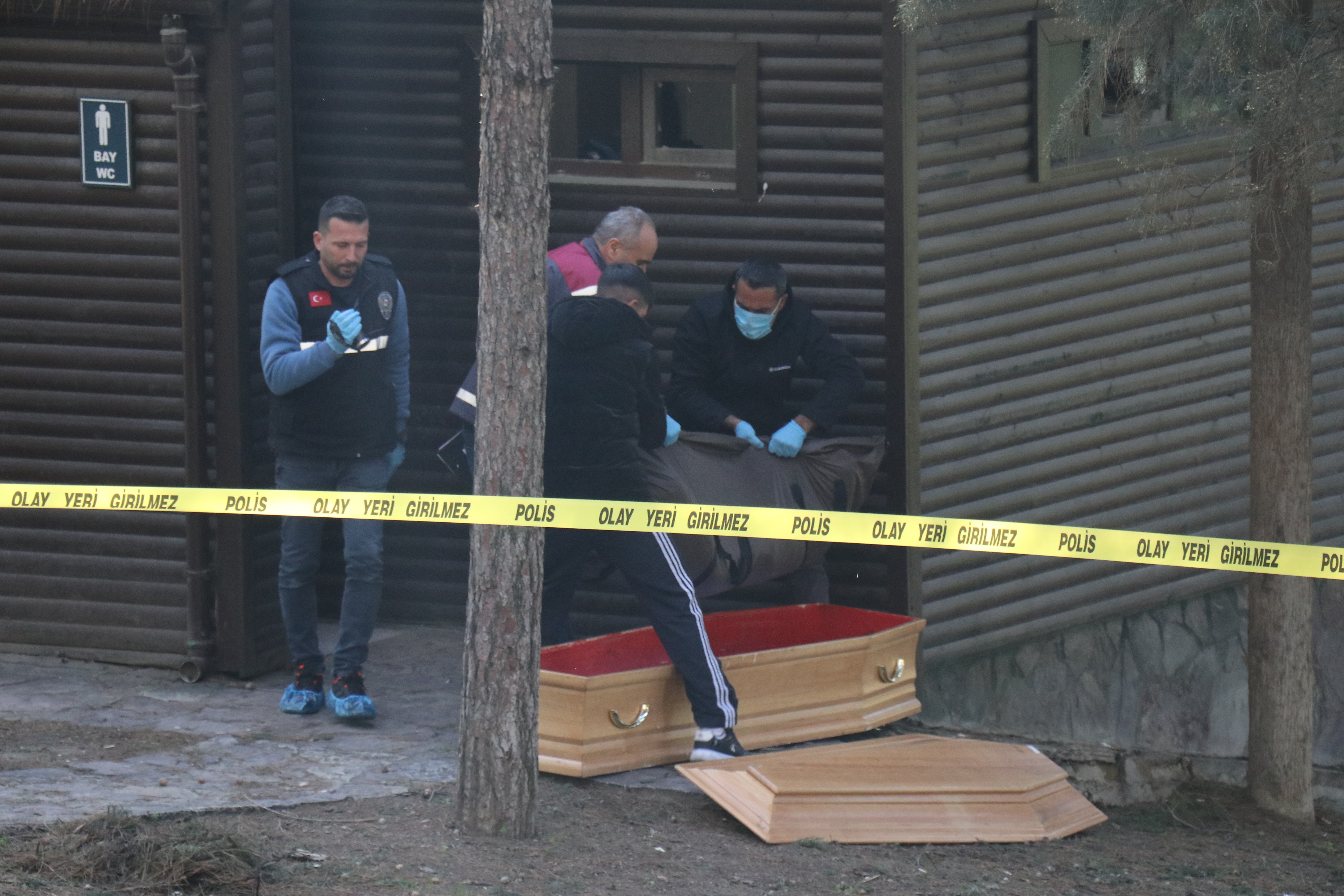 Yaşlı adam parkın lavabosunda ölü olarak bulundu