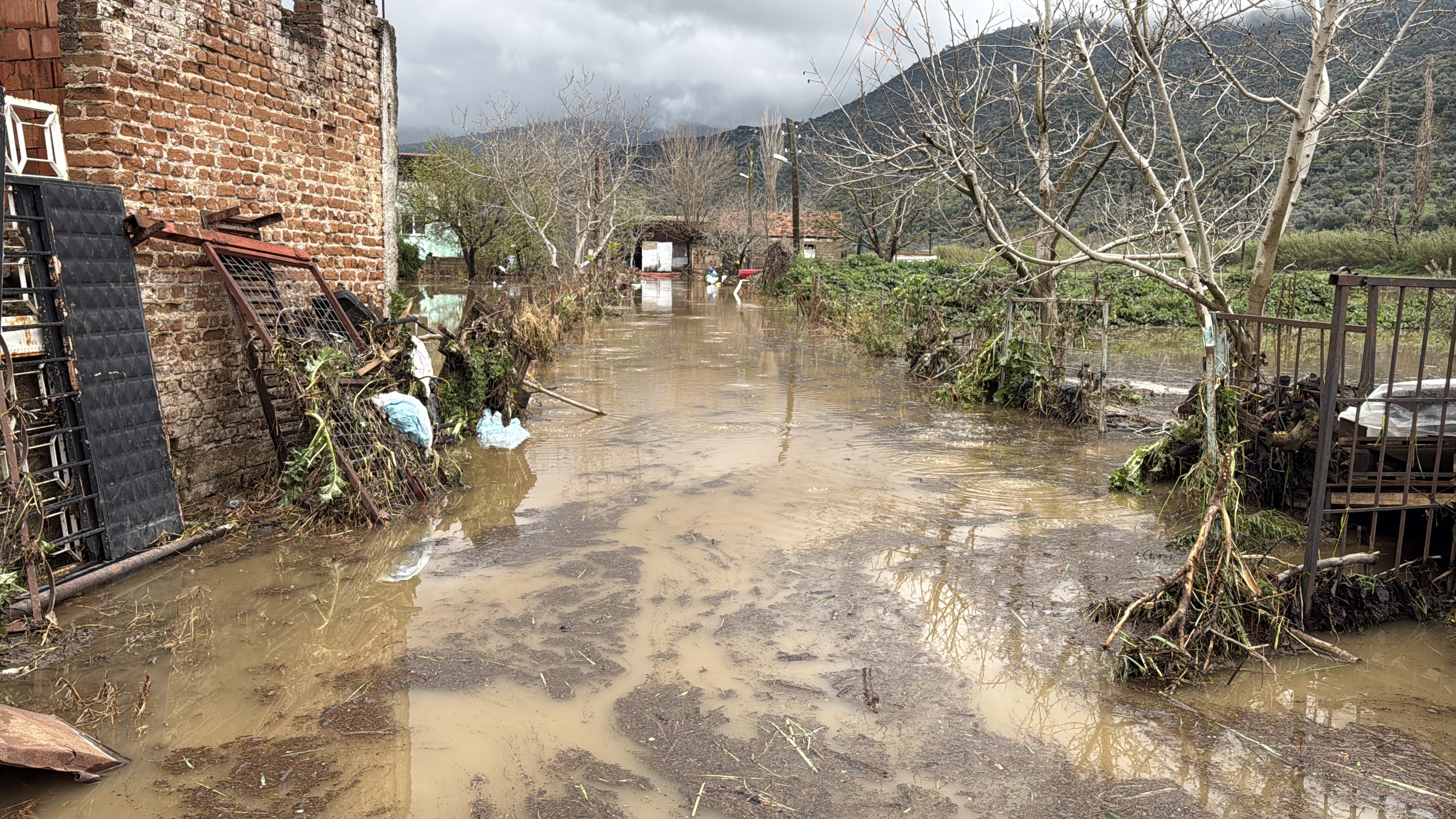 Aydın’da sağanak hayatı felç etti