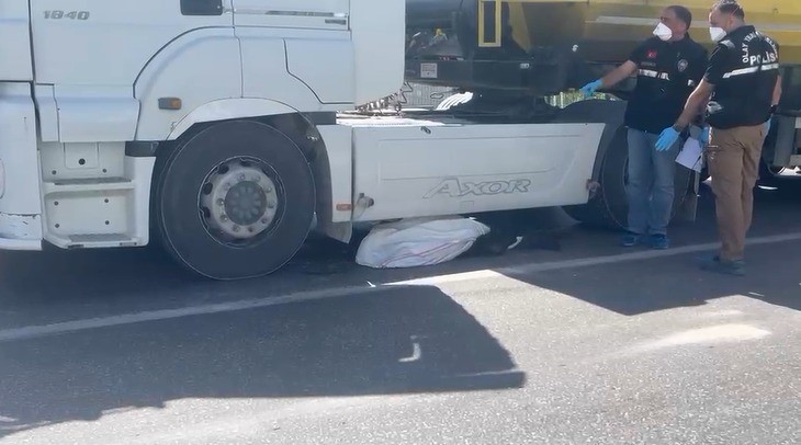 Tırın altında kalan şahıs hayatını kaybetti
