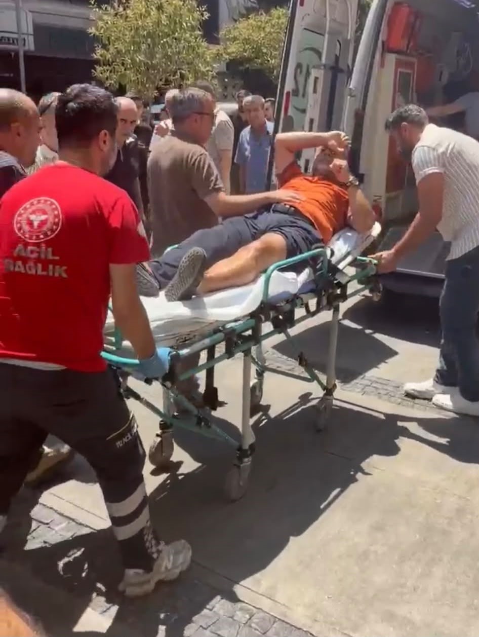 İzmir'de silahlı saldırı: Kaçmaya çalışan saldırganı trafik polisi yakaladı