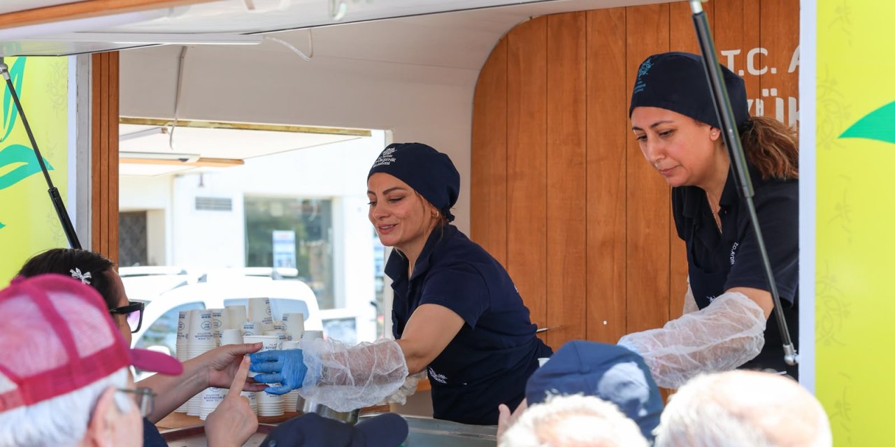 Başkan Çerçioğlu’ndan Pazarcı Esnafları Ve Vatandaşlara Limonata İkramı