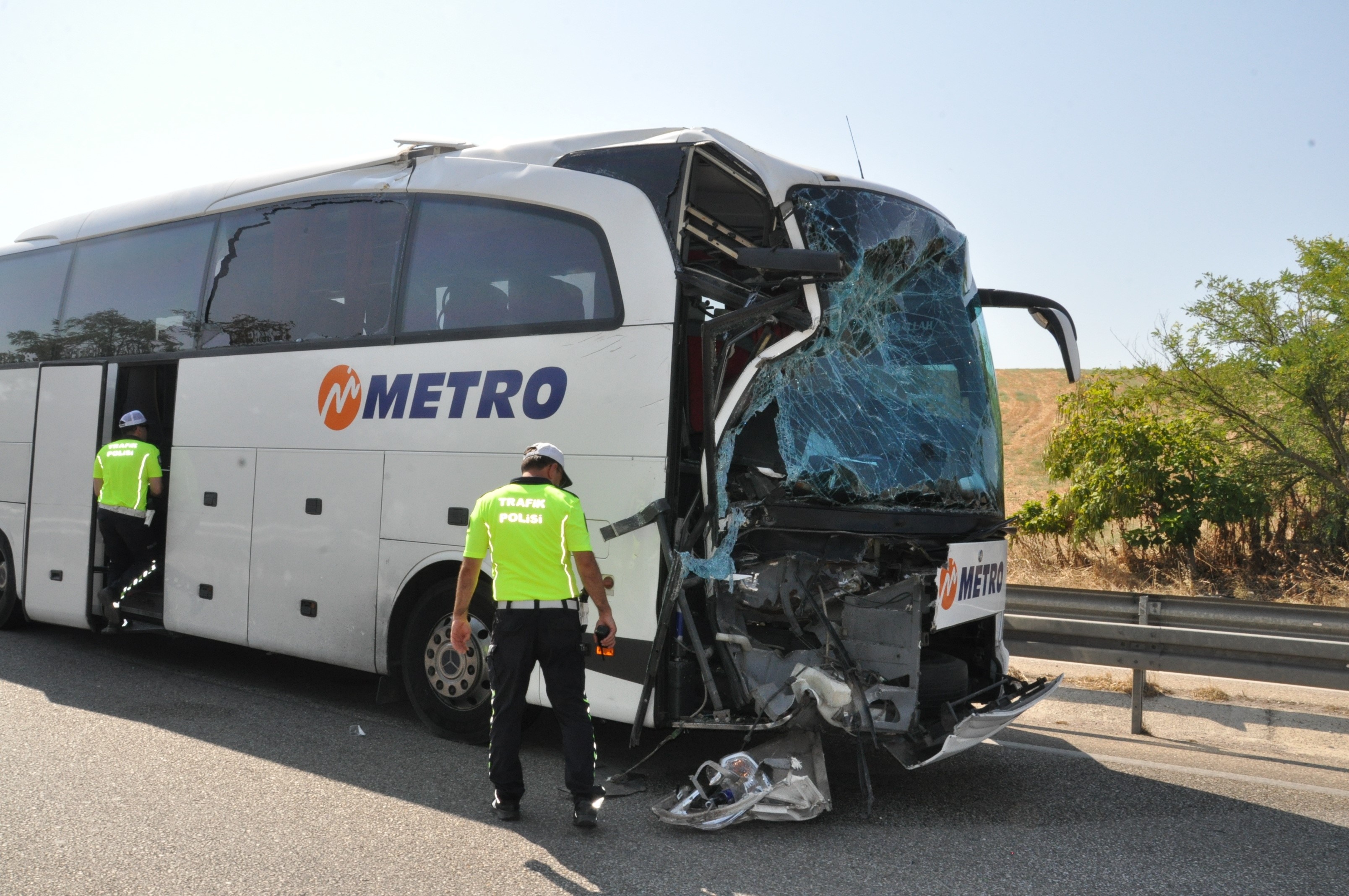 Manisa'da yolcu otobüsü kamyona çarptı: 1 ölü, 7 yaralı