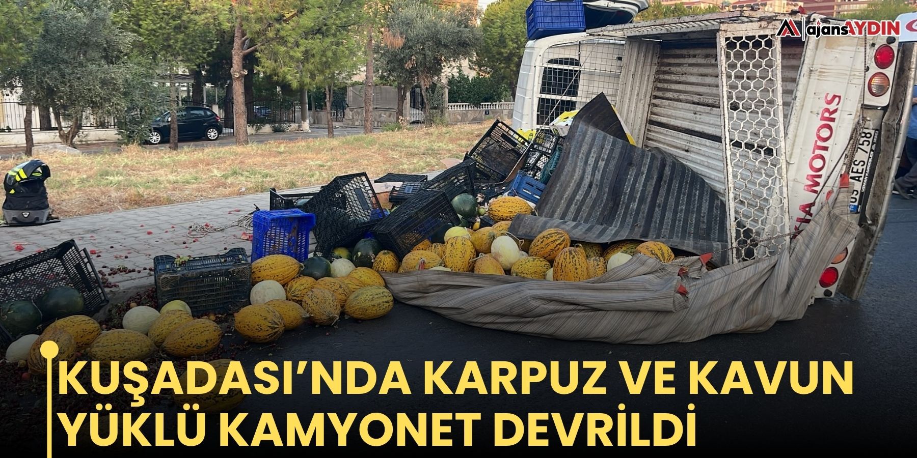 Kuşadası’nda karpuz ve kavun yüklü kamyonet devrildi