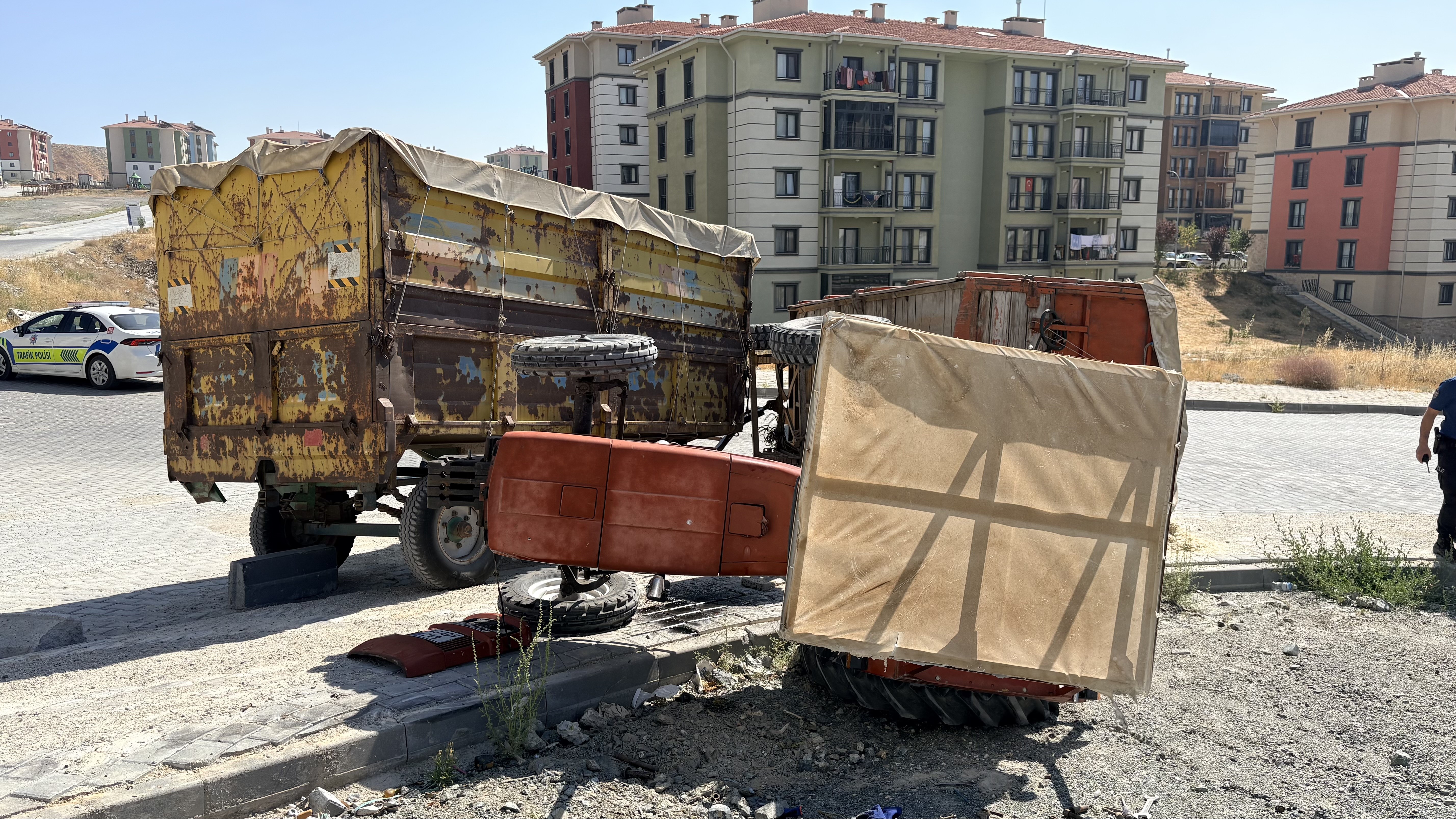 Yokuşta devrilen traktörün sürücüsü yaralandı
