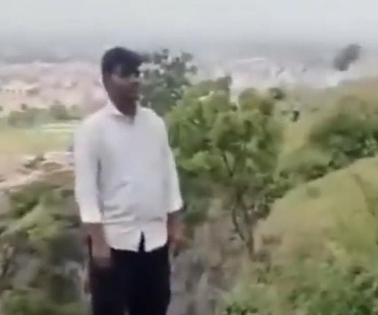 Telefon taksidi bir aileyi yok etti! 3 kişi uçurumdan düştü