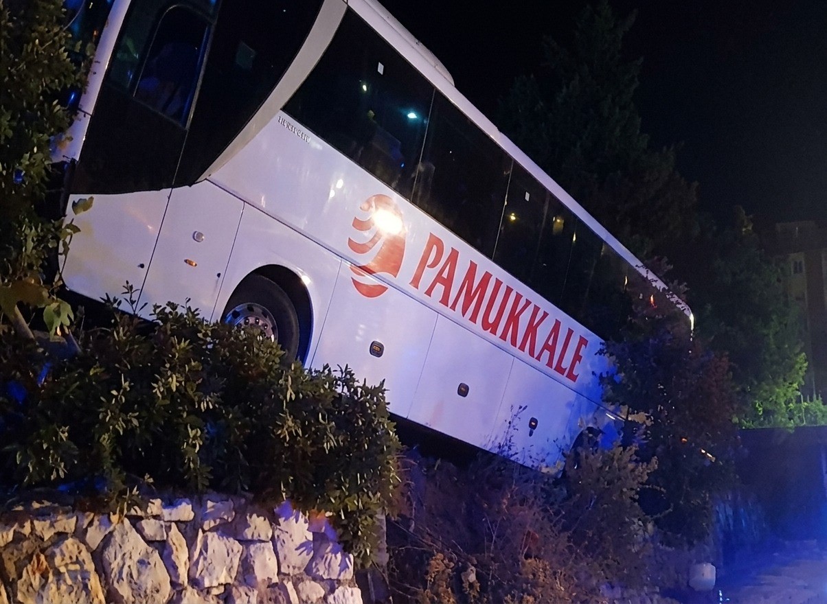 Yolcu otobüsü kaza yaptı: 18 yaralı