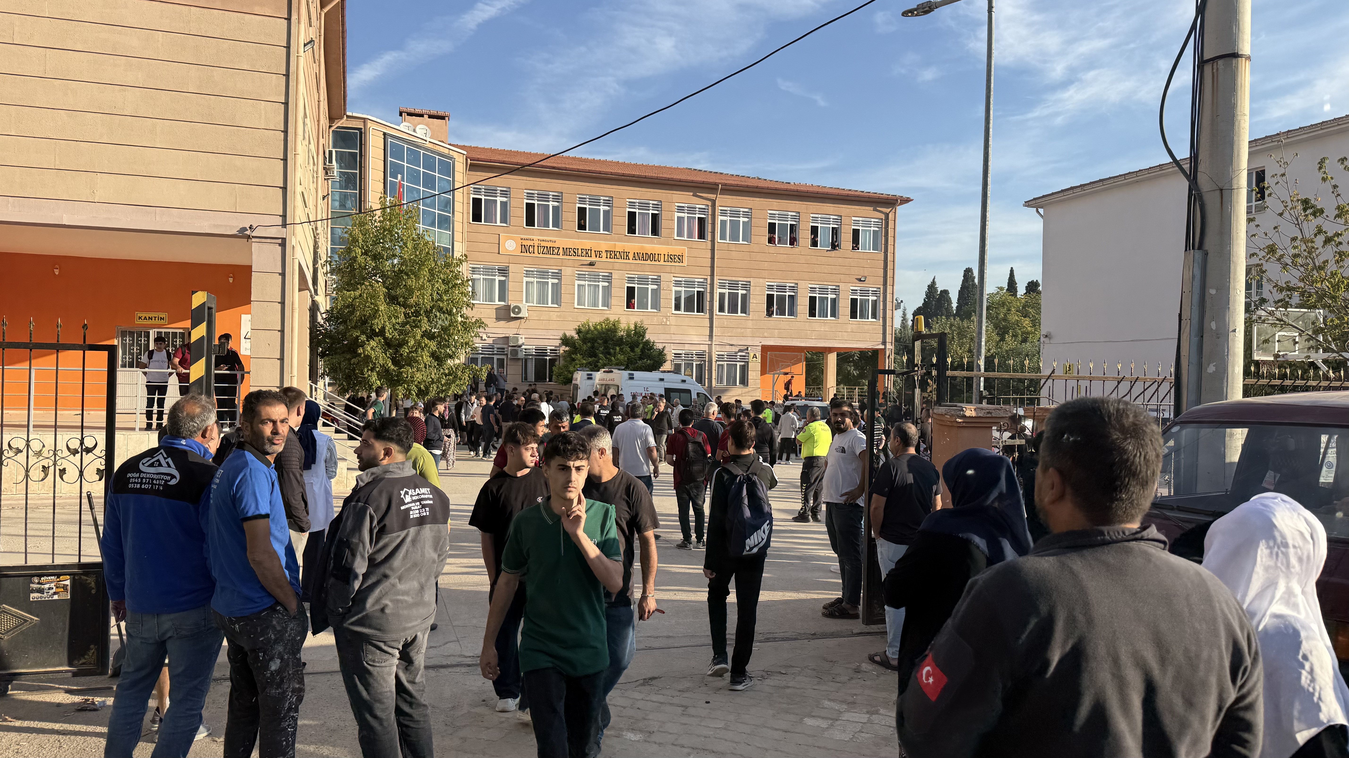 Lise’de korku dolu anlar! Ateş açıldı, öğrenciler yaralandı