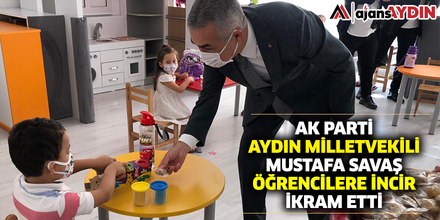 AK Parti Aydın Milletvekili Mustafa Savaş, öğrencilere incir ikram etti