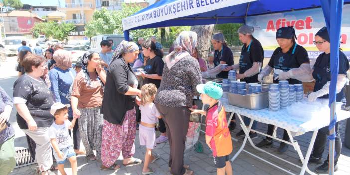 Aydın Büyükşehir Belediyesi vatandaşlara aşure ikram etti