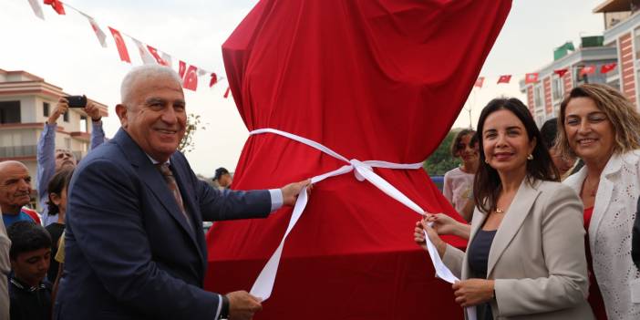Efeler'den büyük ozanın anısına armağan: 4 Eylül Aşık Veysel parkı açıldı
