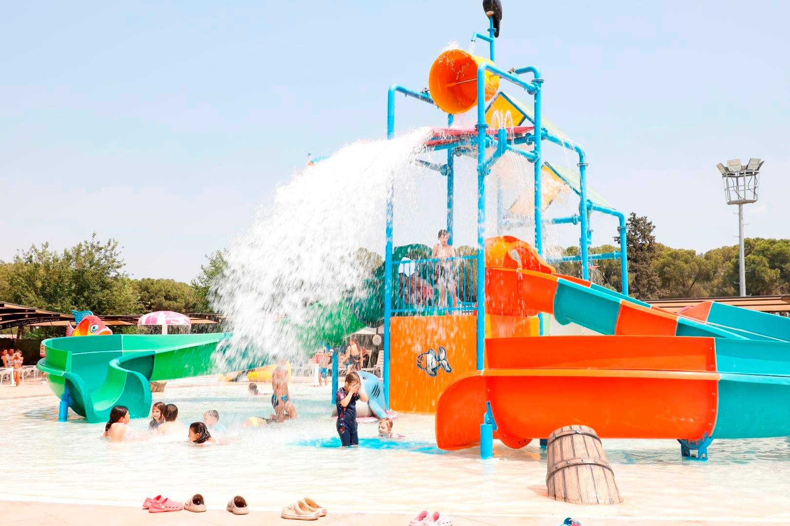 cocuklar-baskan-cercioglunun-aydina-kazandirdigi-tekstil-parktaki-aquaparkta-gonullerince-egleniyor-2-large.jpg