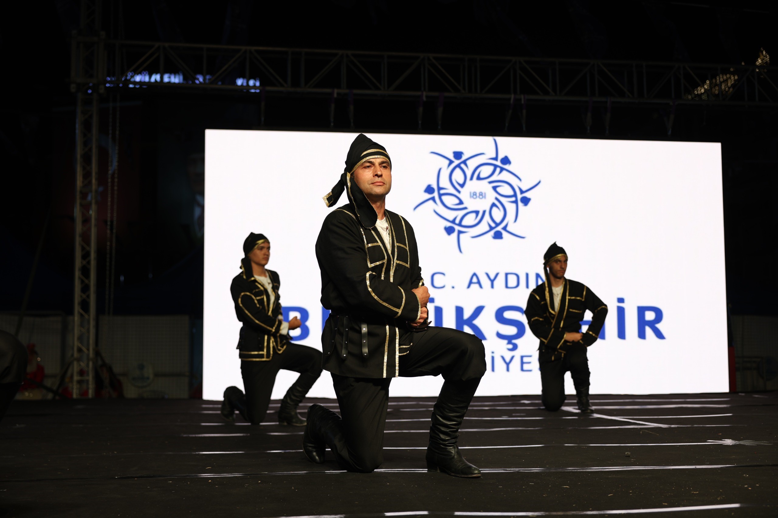 aw723439-04.jpg