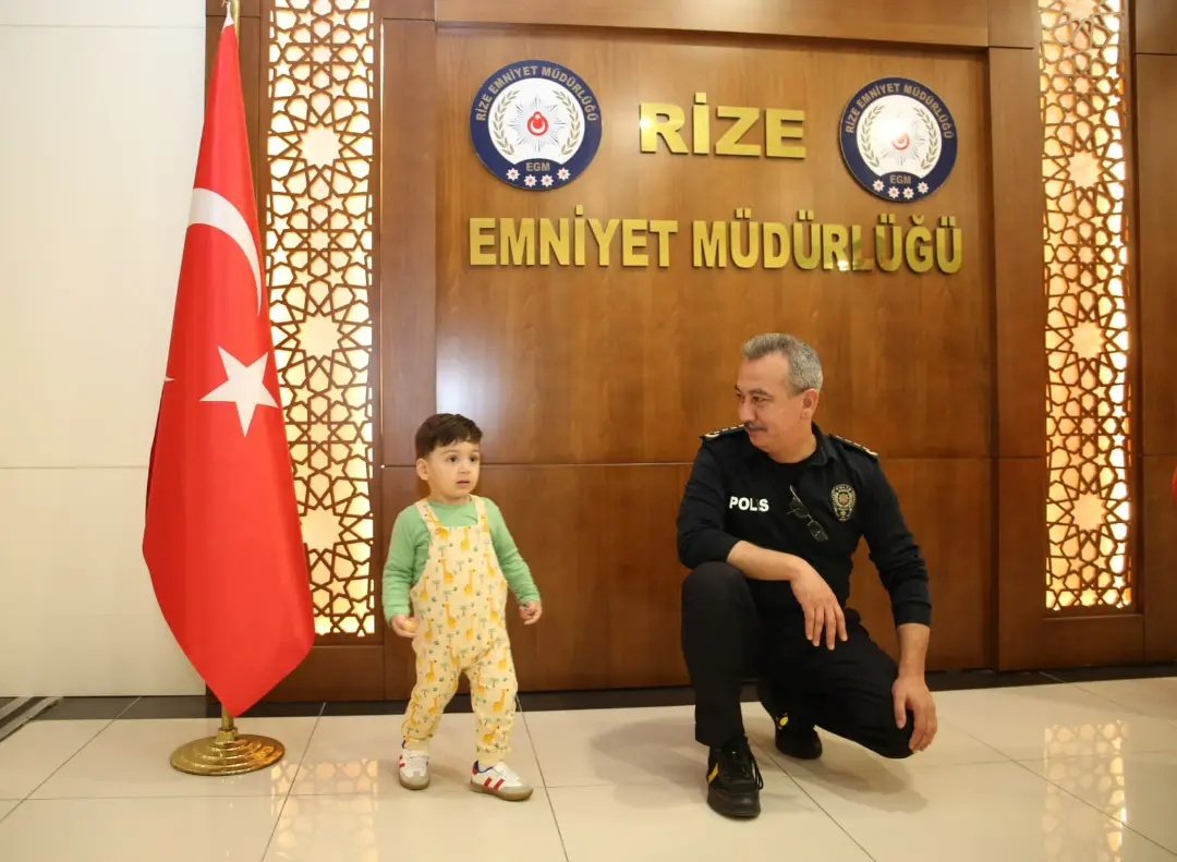 sosyal-sorumluluk-calismalari-kapsaminda-doruk-ve-ailesini-il-emniyet-mudurlugumuzde-agirlayara-1.webp