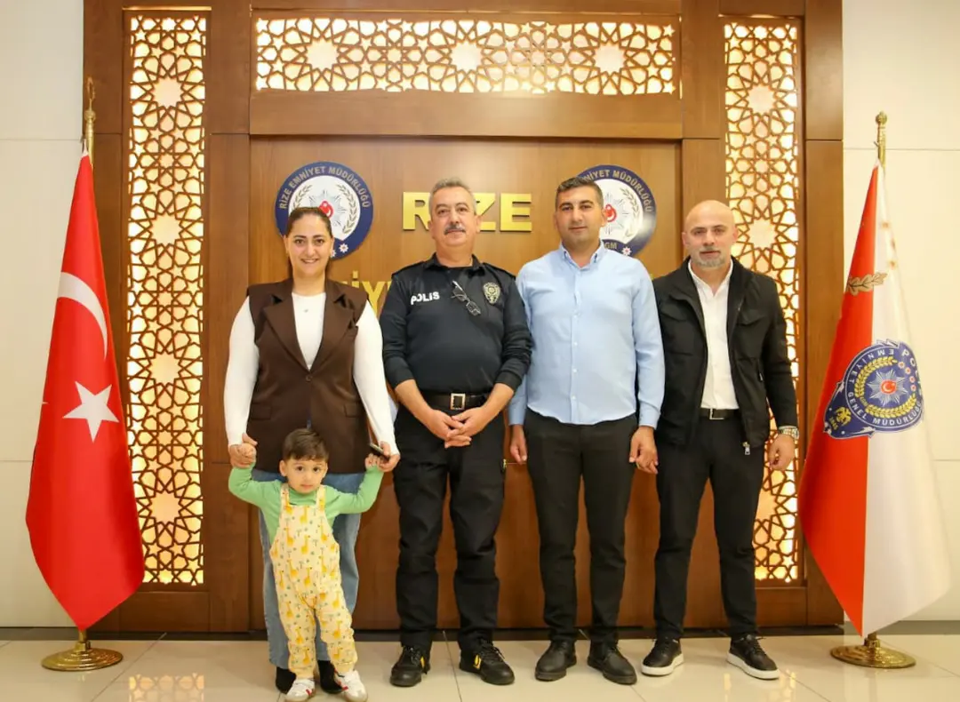 sosyal-sorumluluk-calismalari-kapsaminda-doruk-ve-ailesini-il-emniyet-mudurlugumuzde-agirlayara.webp